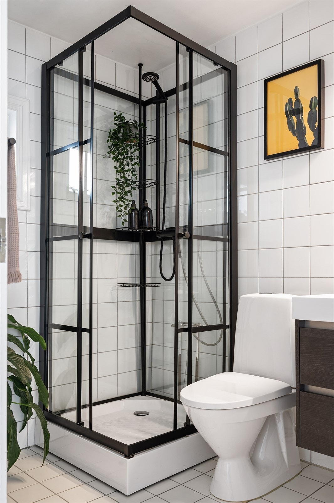 Badet er innredet med dusjkabinett som gir en behagelig dusjopplevelse og som er enkelt å rengjøre Galleribilde