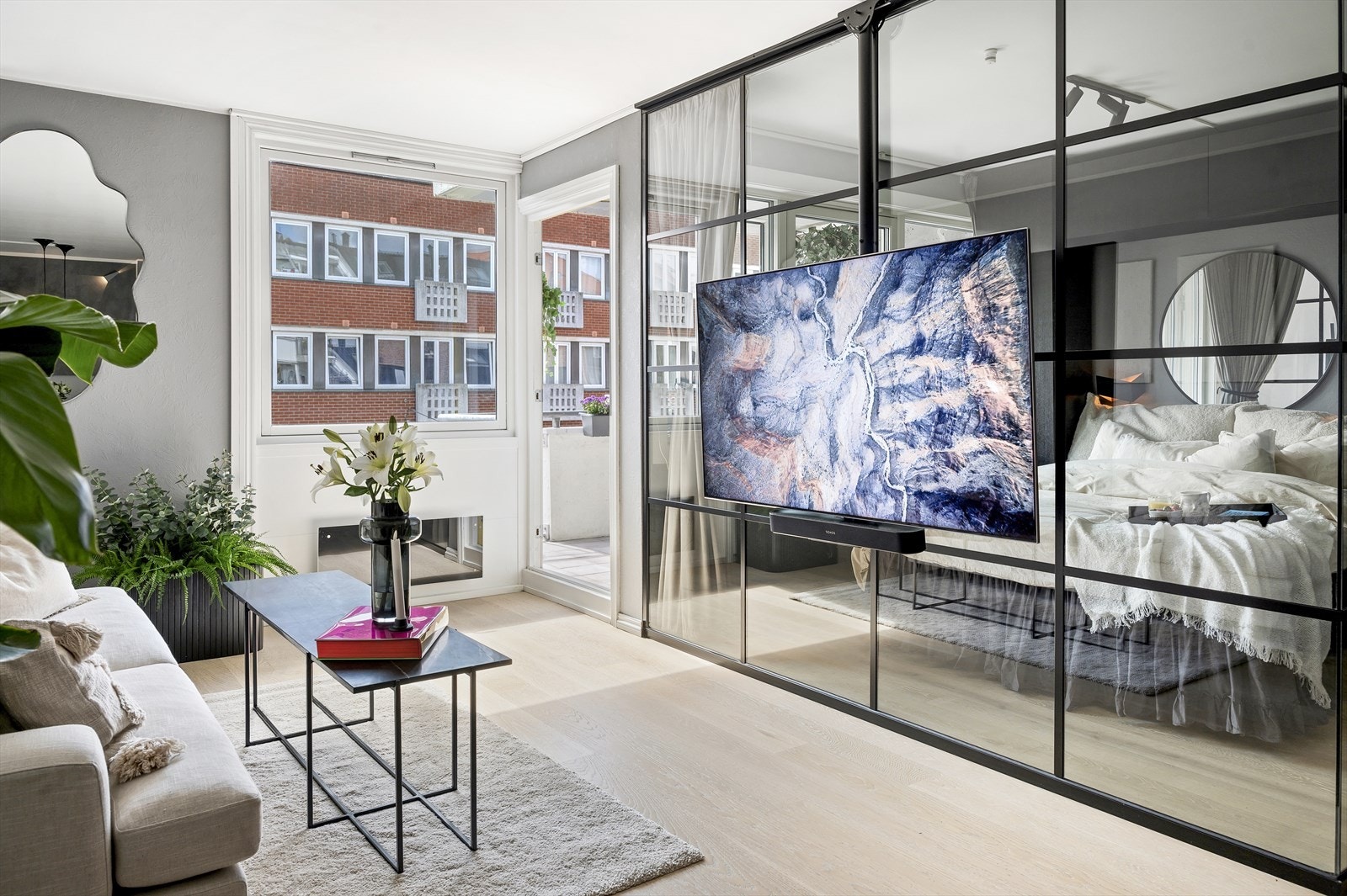 På gulv er det i 2019 lagt et pent 1-stavs parkettgulv, og veggene er holdt lysegrå Galleribilde