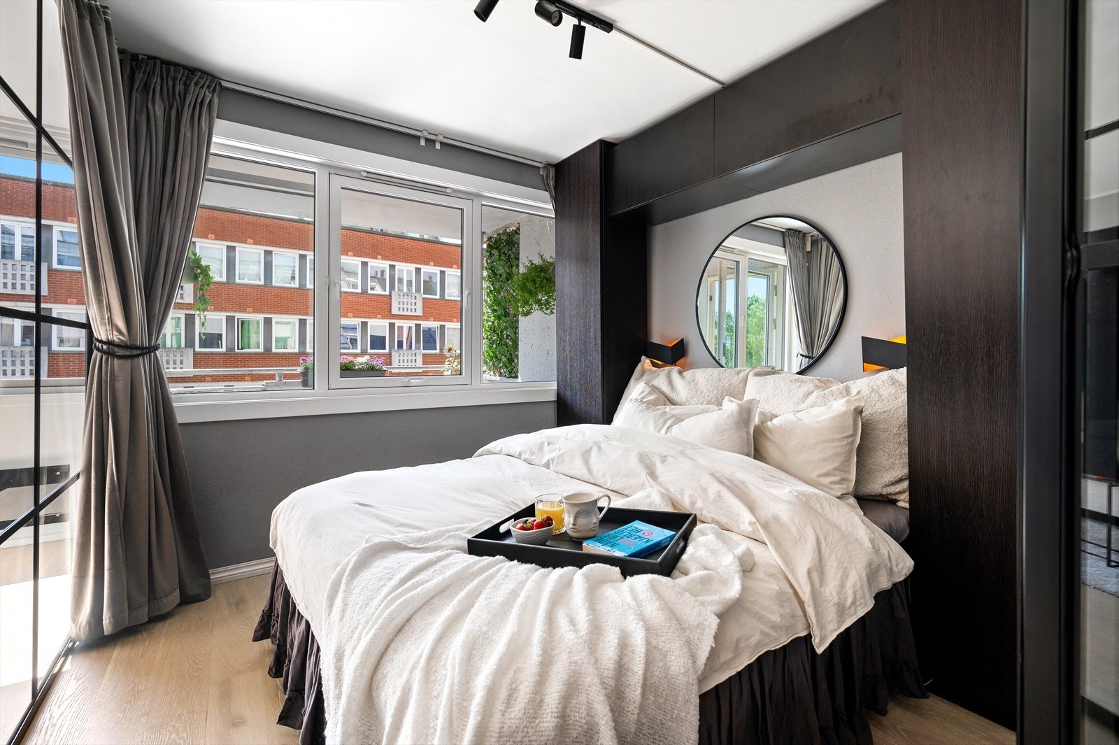 God plass til dobbeltseng mellom skapinnredning Galleribilde