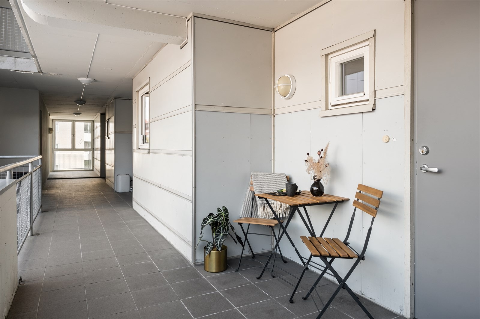 Det er enkel adkomst via heis opp til svalgang og leilighetsplan Galleribilde