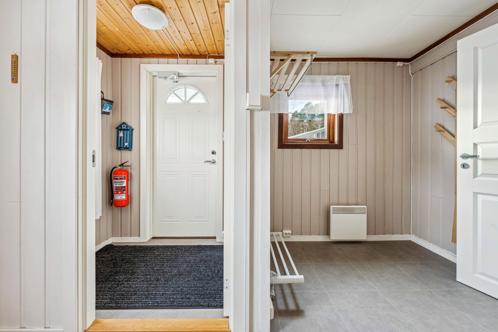 Vindfang og gang ble oppgradert i 2020, med nytt gulvbelegg og varmekabler i gulv. Ytterdør ble byttet samtidig. Galleribilde