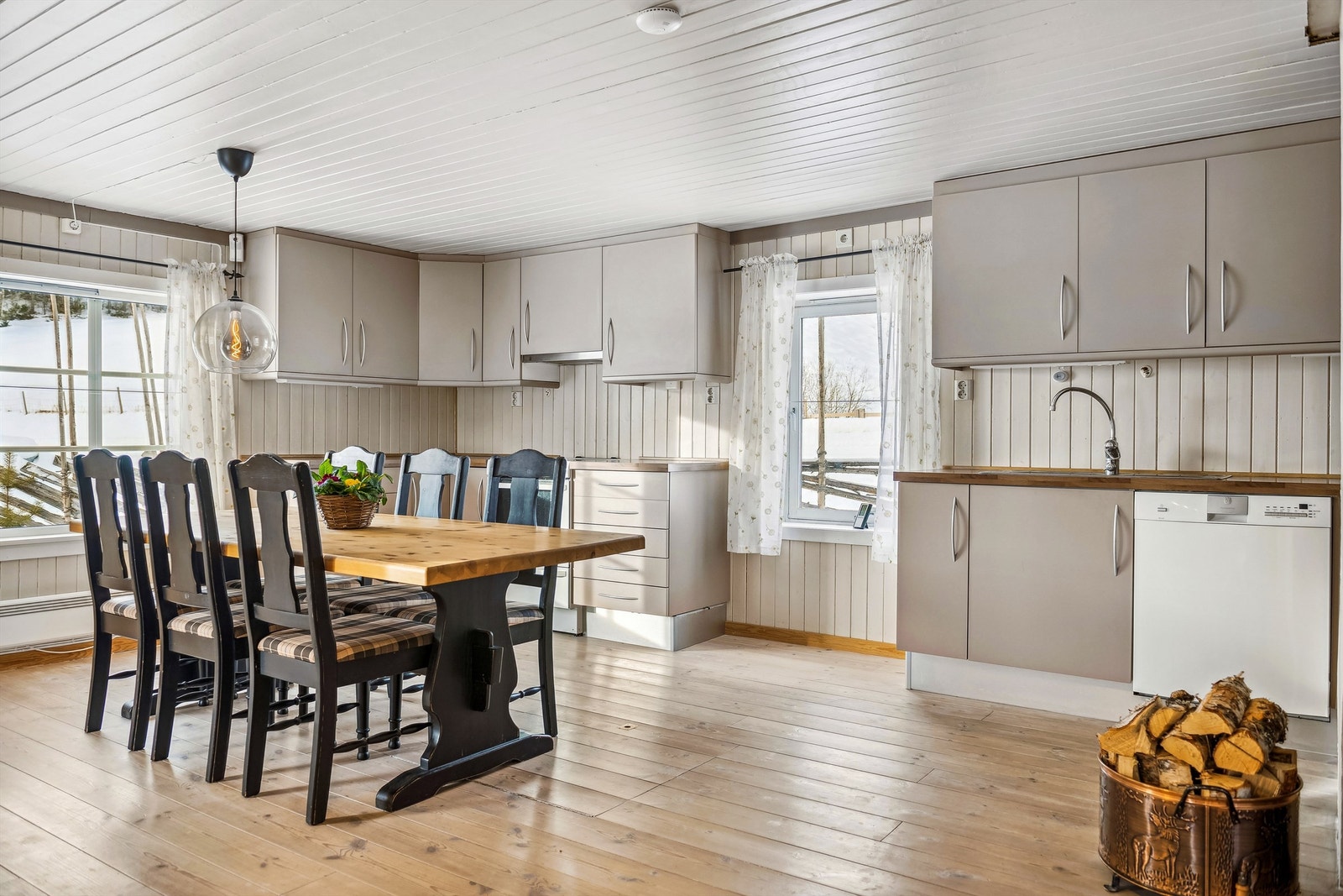 Et spisekjøkken med god størrelse, innredet i en stil som kler huset. Ny innredning og nytt isolert tregulv i 2012. Galleribilde