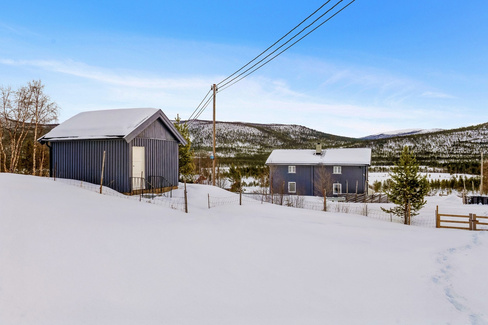 Eiendommen består også av et eldhus, samt 1,3 dekar innmarksbeite Galleribilde