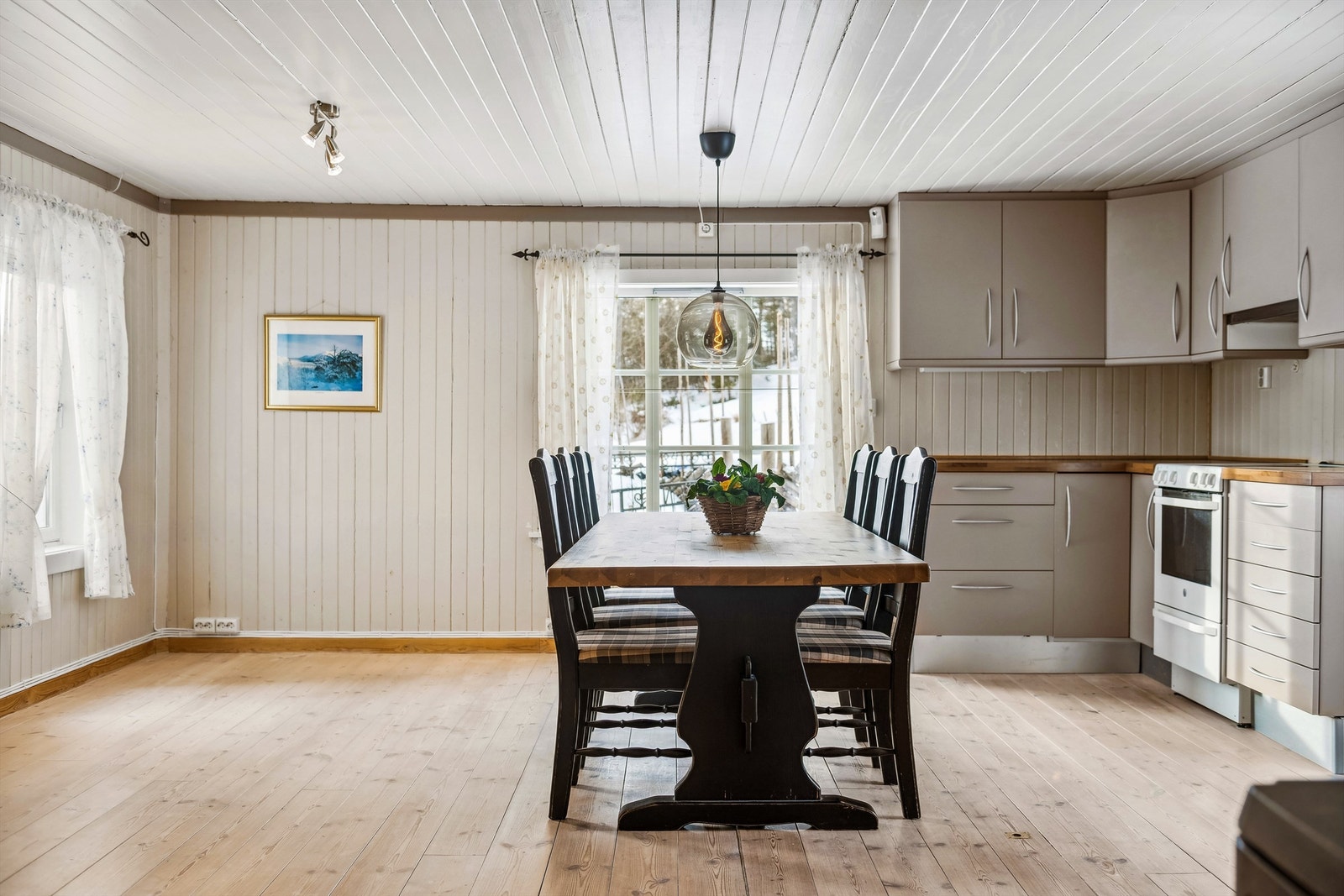 Tregulv. Malt panel på vegger og i himling gir rommet et lunt uttrykk. Galleribilde