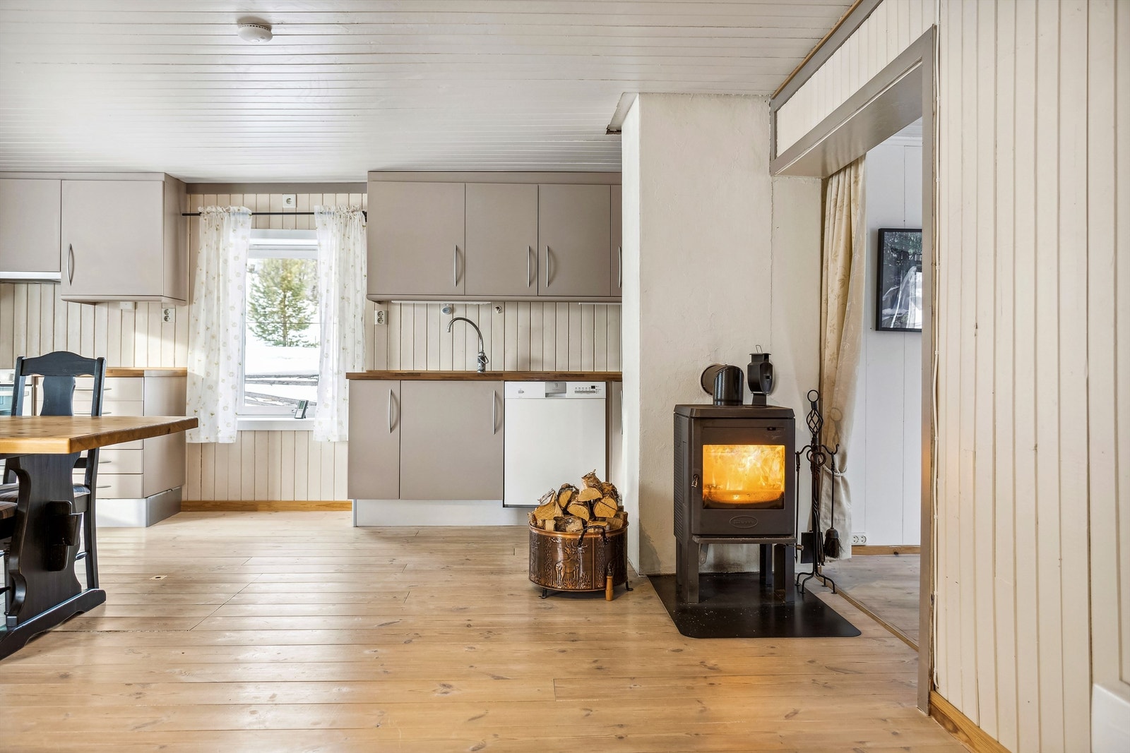 Mellom kjøkken og stue er det installert en rentbrennende Dovre vedovn Galleribilde