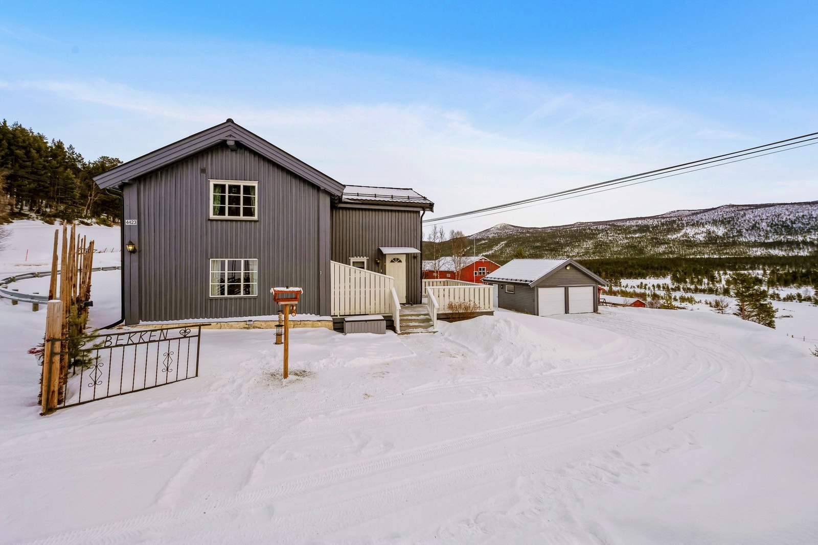 Koselig enebolig, med en del oppgraderinger i nyere tid. Dobbelgarasje oppført i 2012. Galleribilde