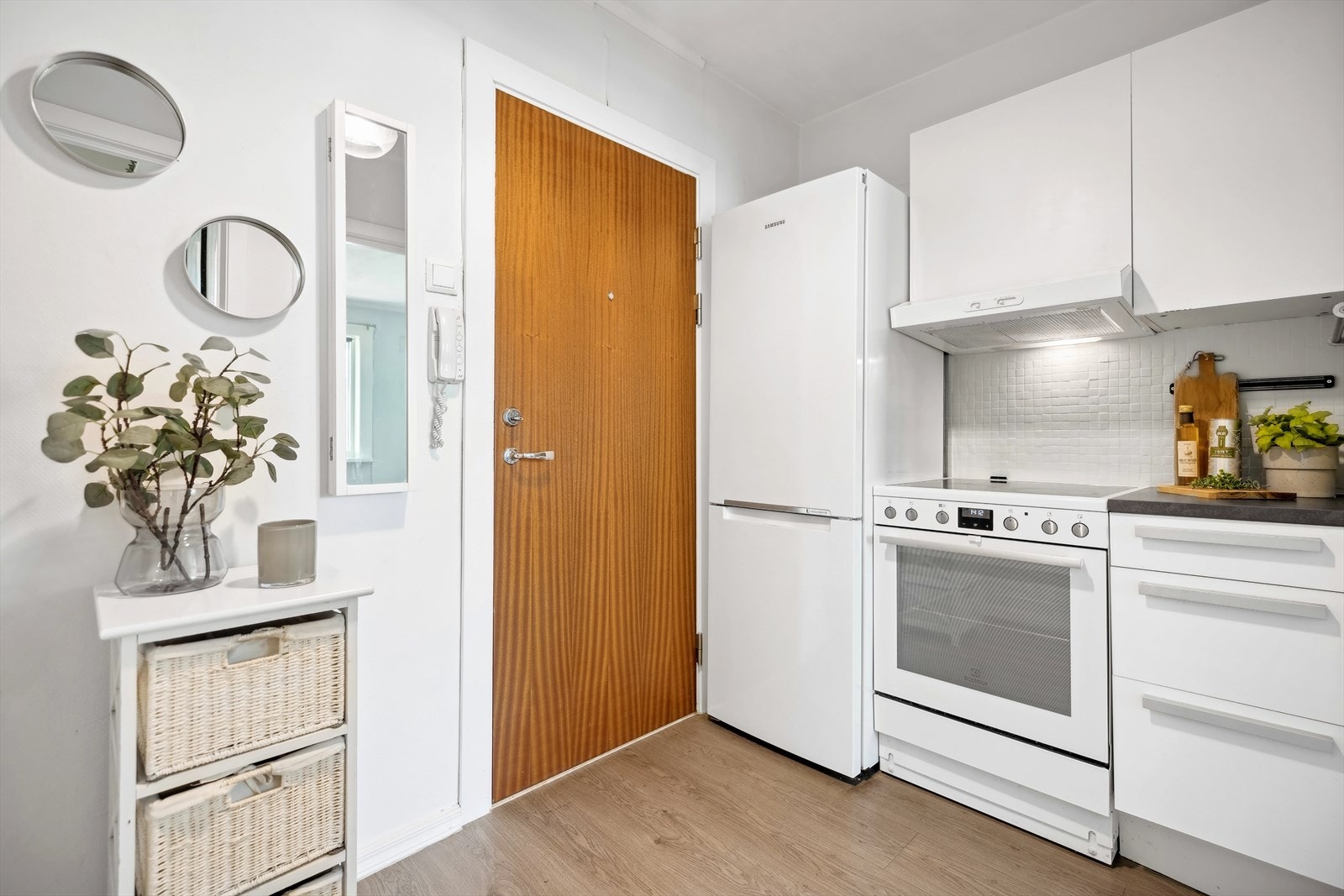 Her ønskes du velkommen inn i en innbydende entré/gang med plass til å henge fra seg ytterklær og sette fra seg sko. Entrèen har en åpen løsning med kjøkkenet som er rett ved inngangen. Galleribilde