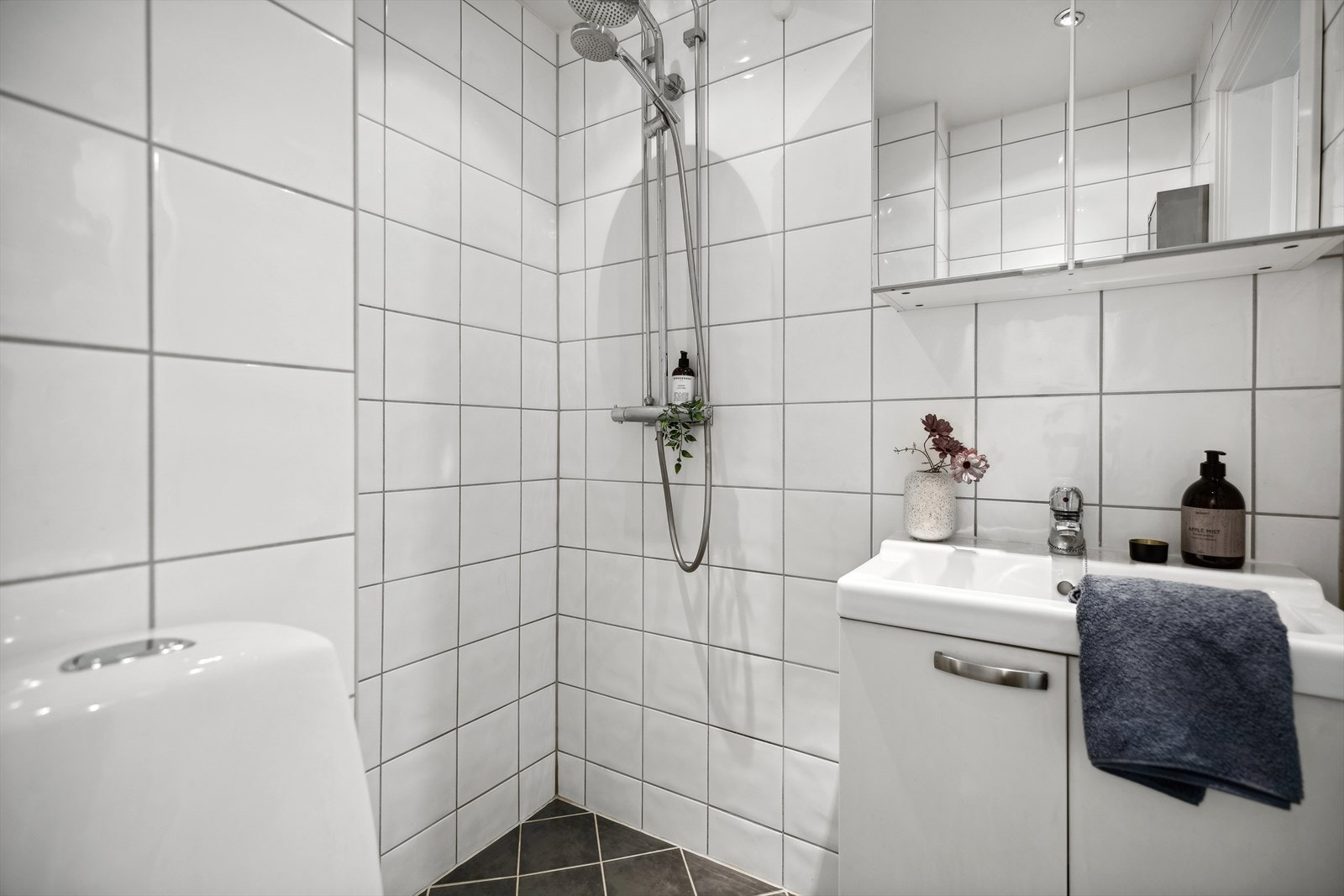Baderomsinnredning bestående av veggskap med speilfronter og benkeskap med glatte fronter. I 2023 ble det byttet termostat til badet. Galleribilde
