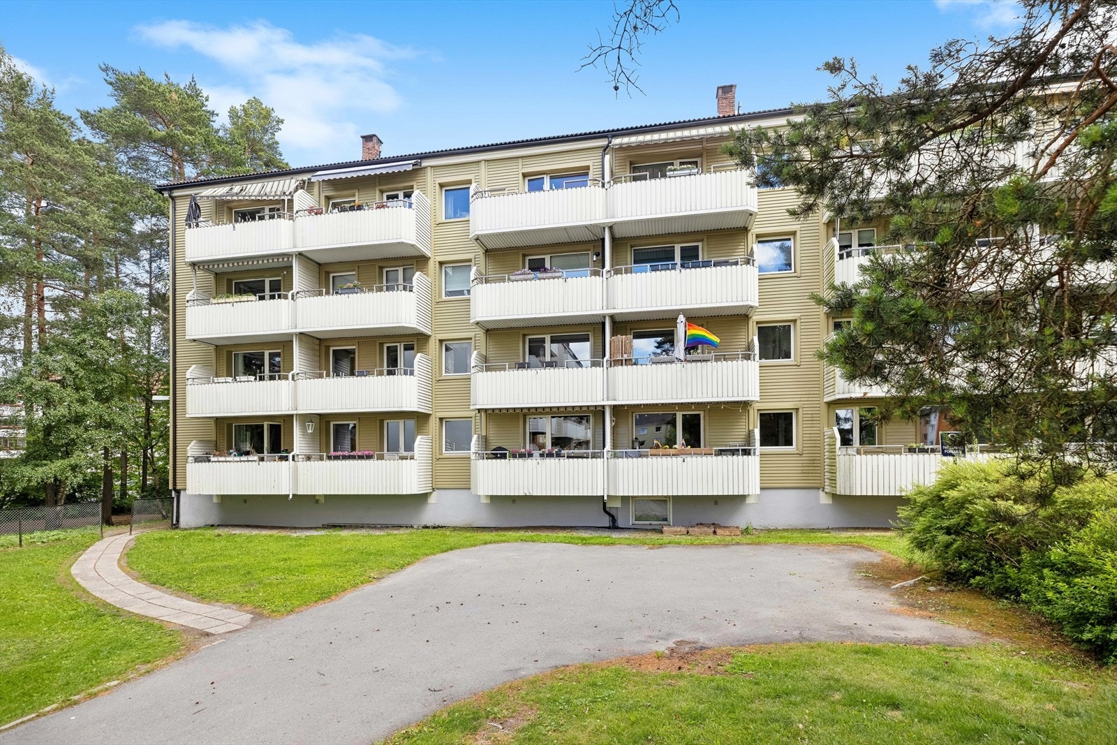 Fellesvaskeri, tørkerom og fellesbod i kjelleren, her kan også sykler parkeres. Parkeringsplass/garasjeventeliste med mulighet for plass i nærheten av leiligheten. Galleribilde