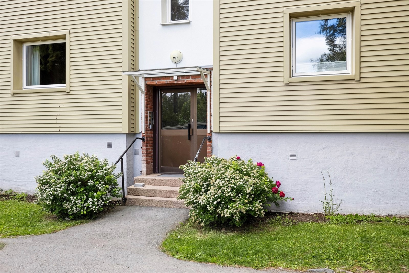 Leiligheten disponerer en bod i kjeller på ca. 4 m² og loftsbod på ca. 5 m². Galleribilde