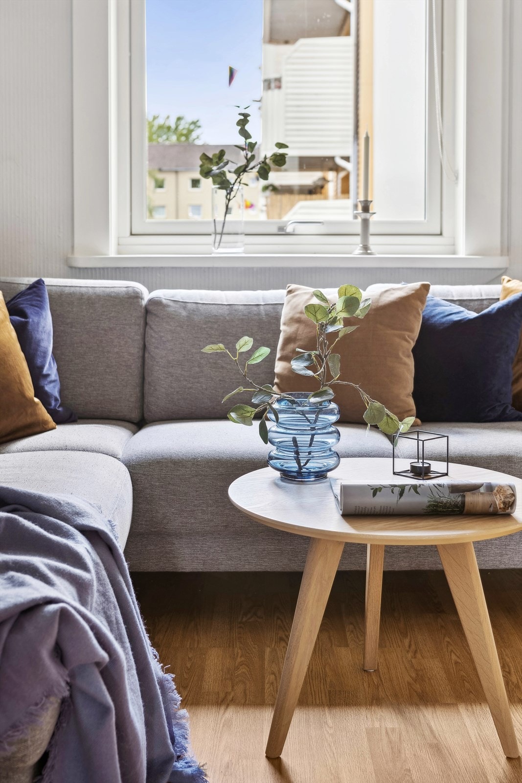 De generøse vindusflatene slipper inn godt med naturlig lys og skaper en luftig atmosfære i boligen. Galleribilde