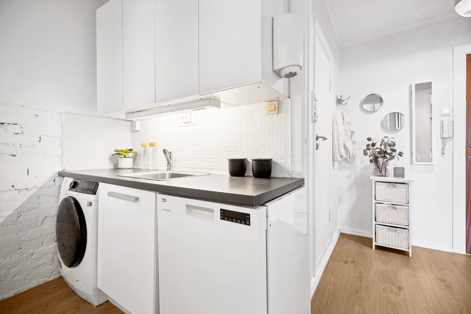 Hvitevarer kan medfølge boligen om ønskelig. Opplegg for oppvaskmaskin og vaskemaskin (kombi vask og tørk). Galleribilde