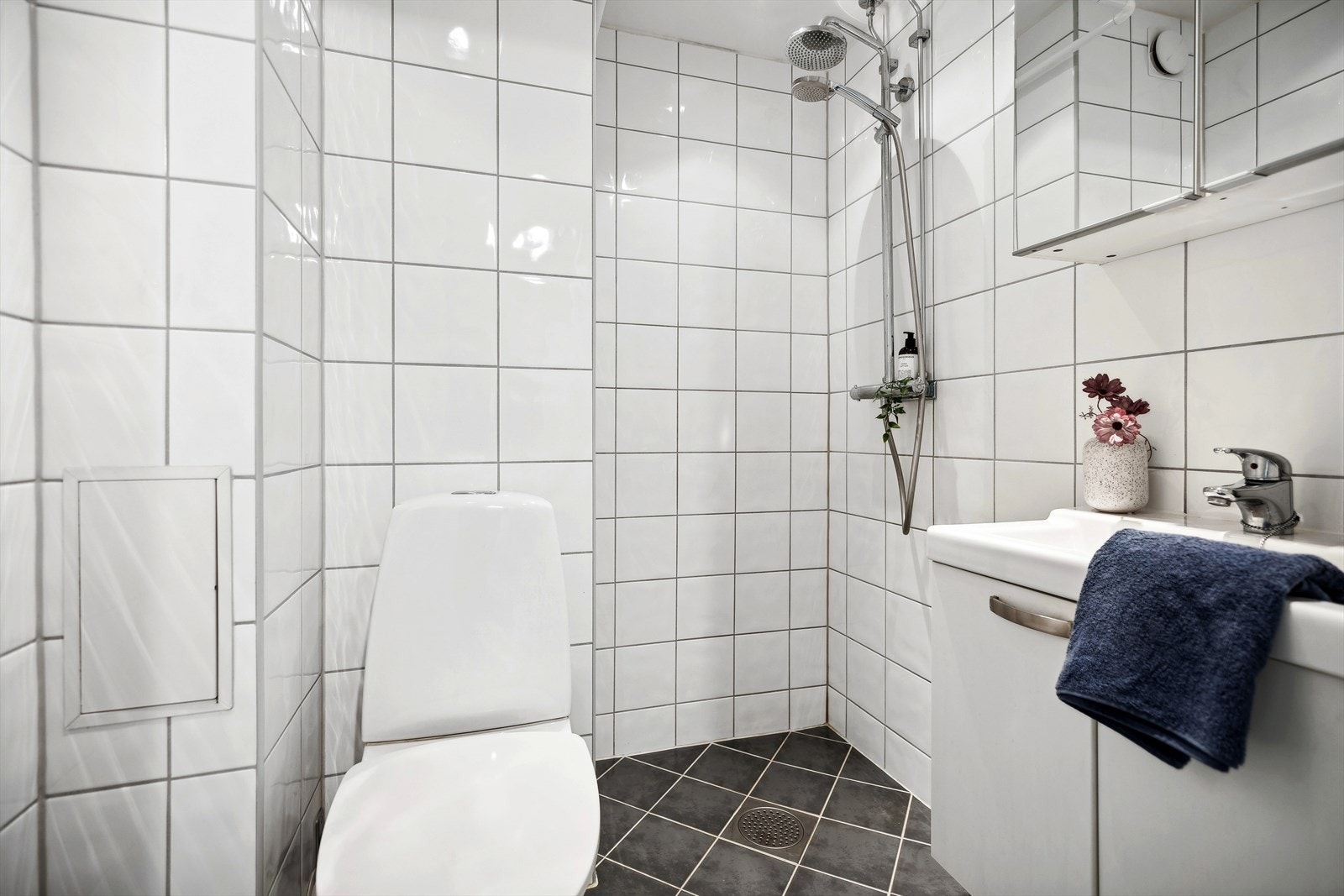Delikat, flislagt baderom med behagelig gulvvarme og downlights i tak. Badet er pusset opp i regi av borettslaget (2009), soilrør og sluk ble skiftet i den forbindelse. Galleribilde