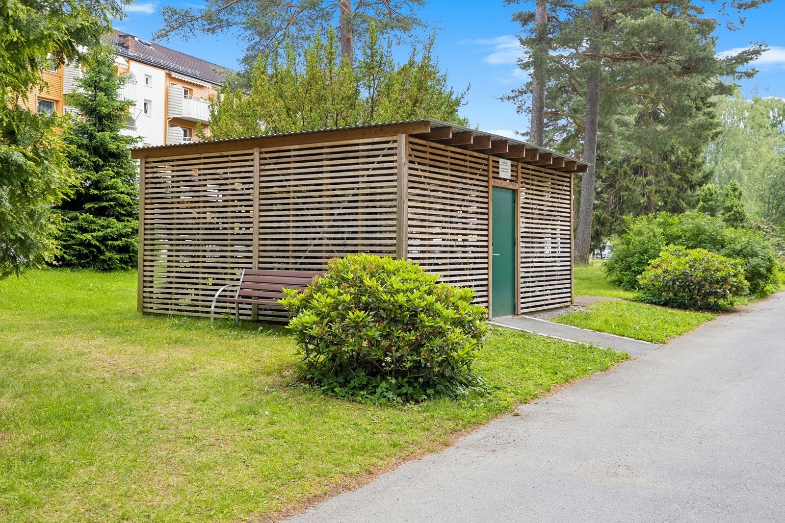 Utenfor inngangspartiet er det oppført en felles sykkelbod med lås. Galleribilde