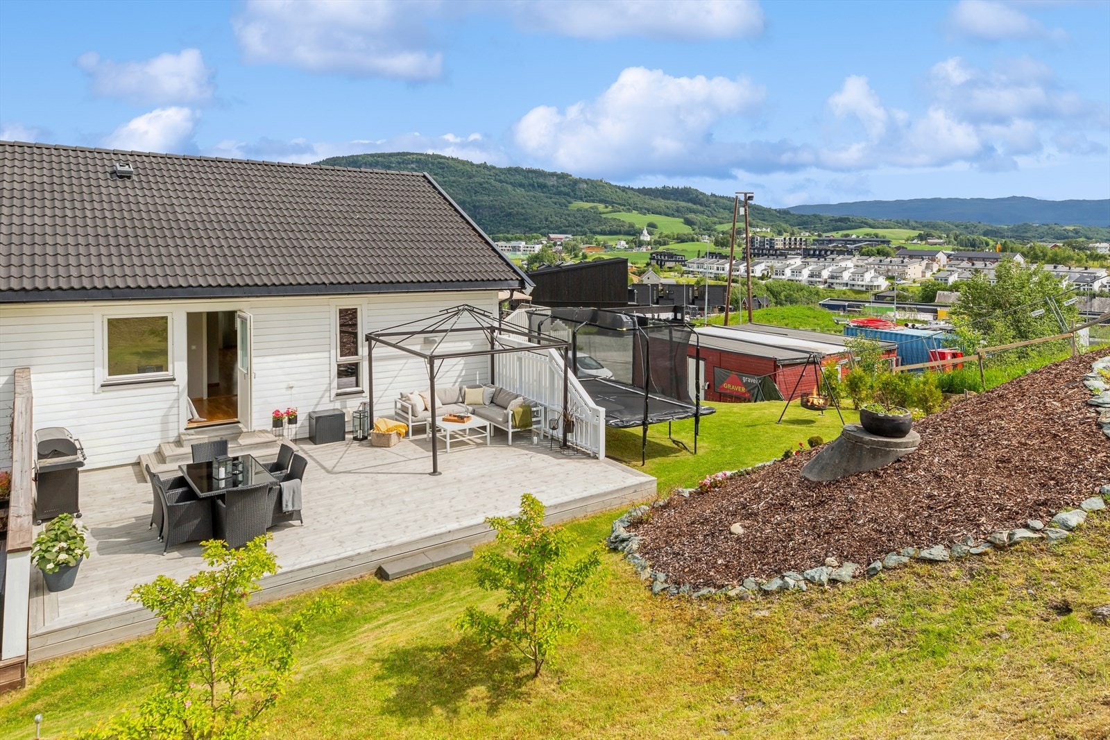 Nabolaget er stille og rolig, like ved sjøen, busstopp, butikker og barnehager. Galleribilde