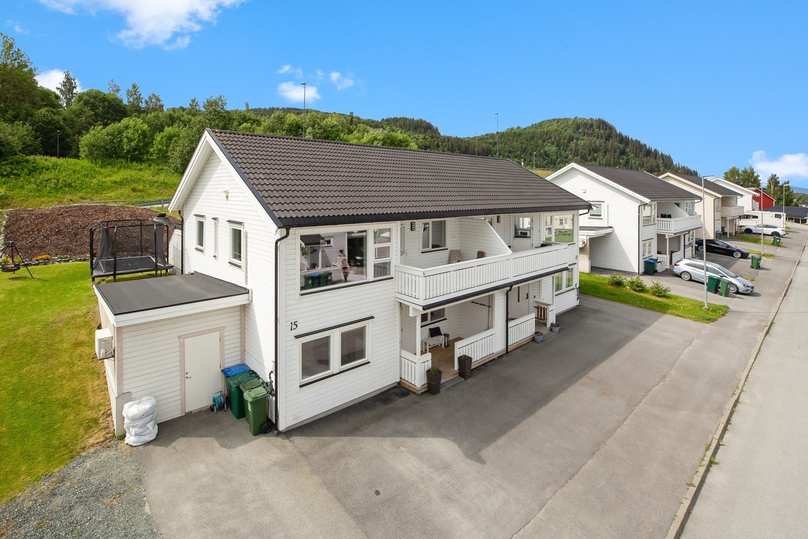 Bilen parkeres på en asfaltert gårdsplass foran boligen. Galleribilde