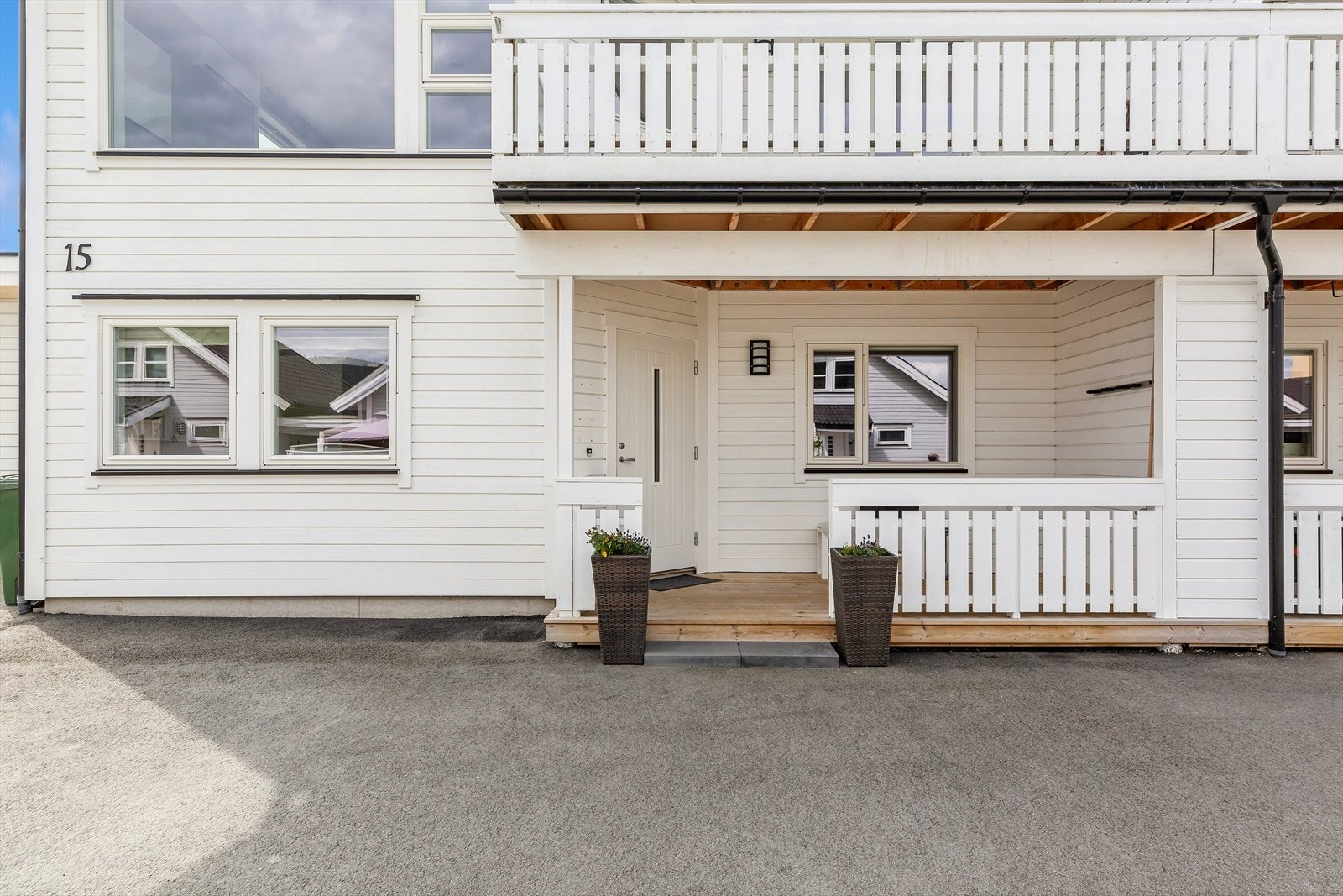 Inngangspartiet er overbygd og godt skjermet, utstyrt med belysning og ringeklokke. Galleribilde