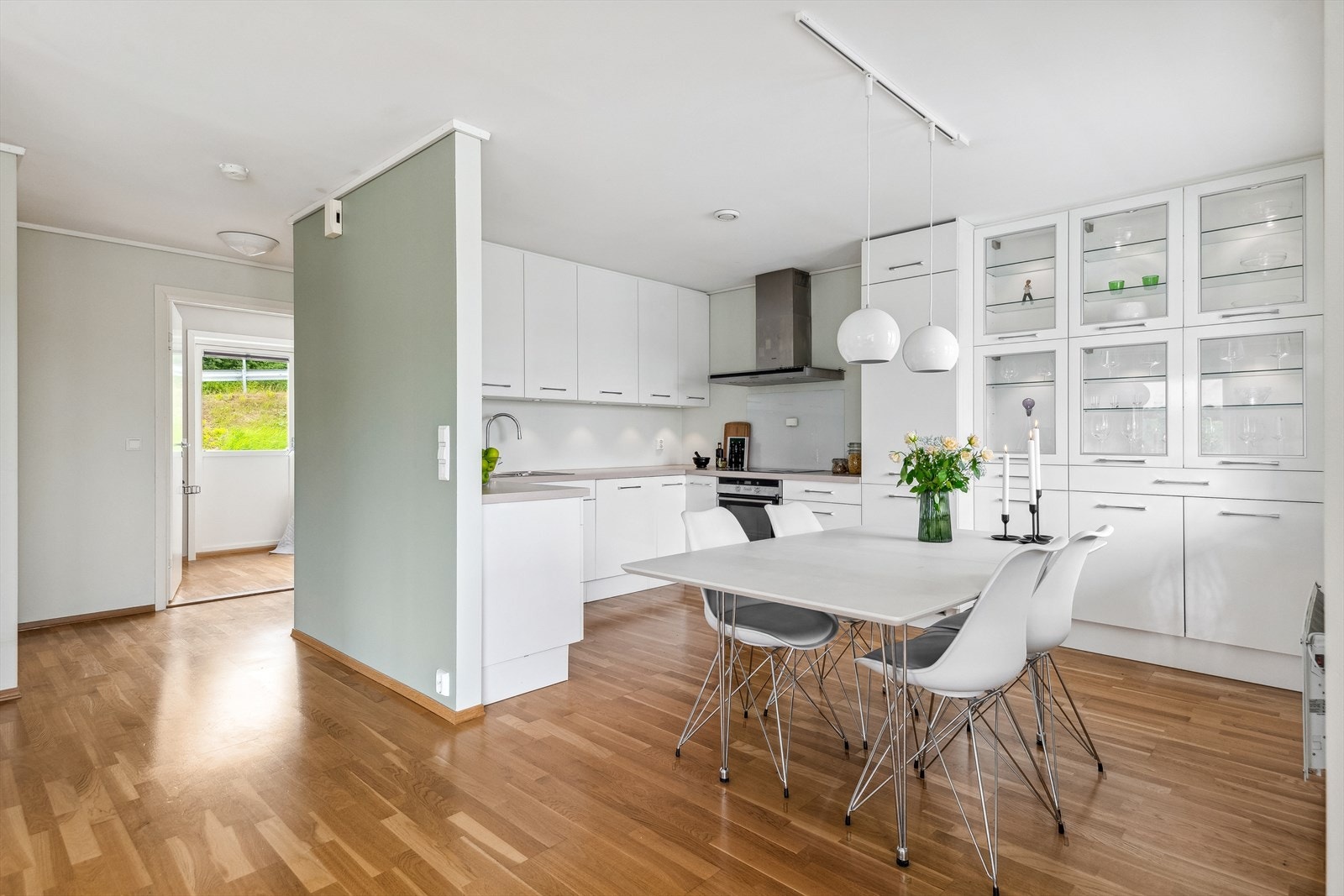 Store vitrineskap med belysning setter prikken over i-en på kjøkkenet. Galleribilde