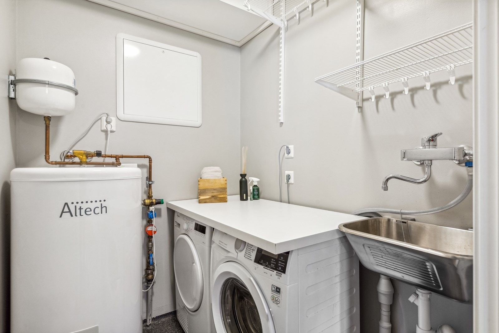 Et eget vaskerom i første etasje forenkler hverdagen, innredet med bereder og utslagsvask. Galleribilde