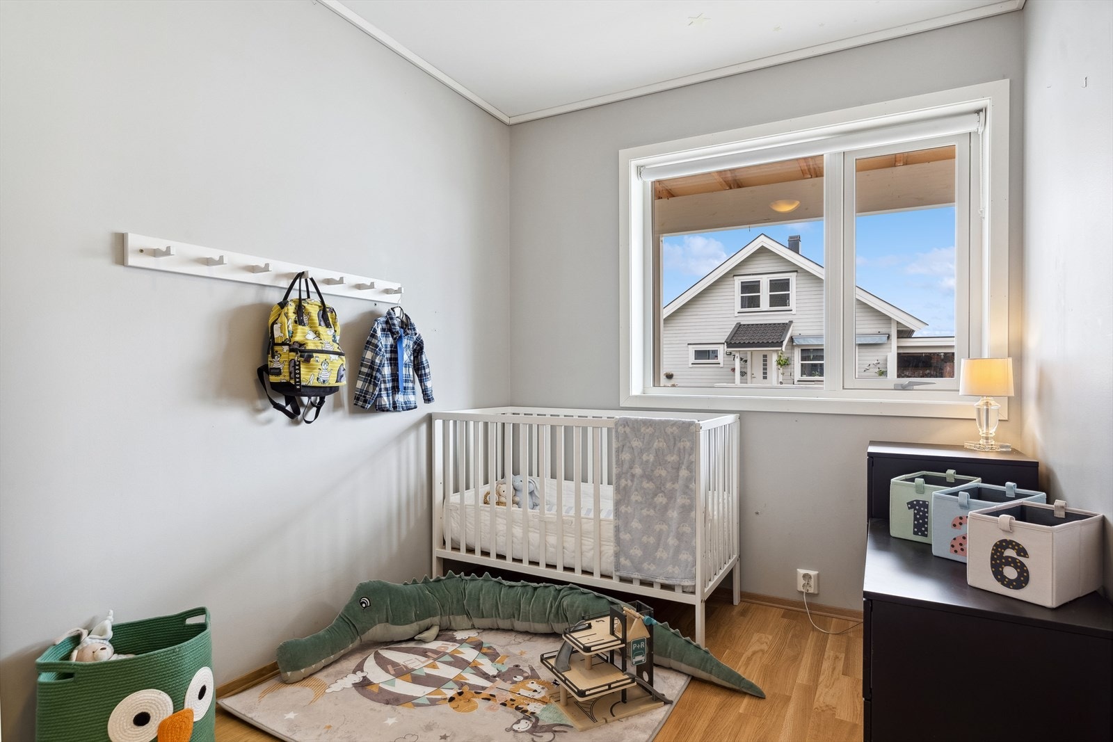 Med hele fire soverom er det god plass til familier med flere barn. Galleribilde