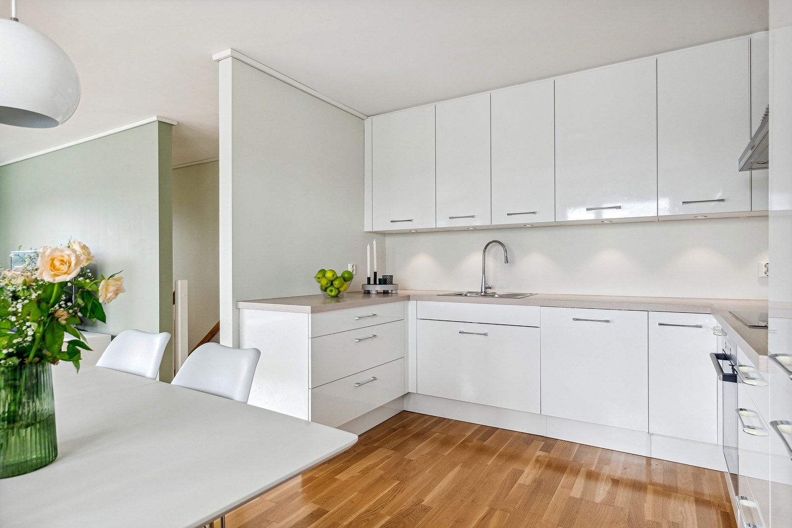 Kjøkkenet har rikelig med skap- og skuffeplass. Galleribilde