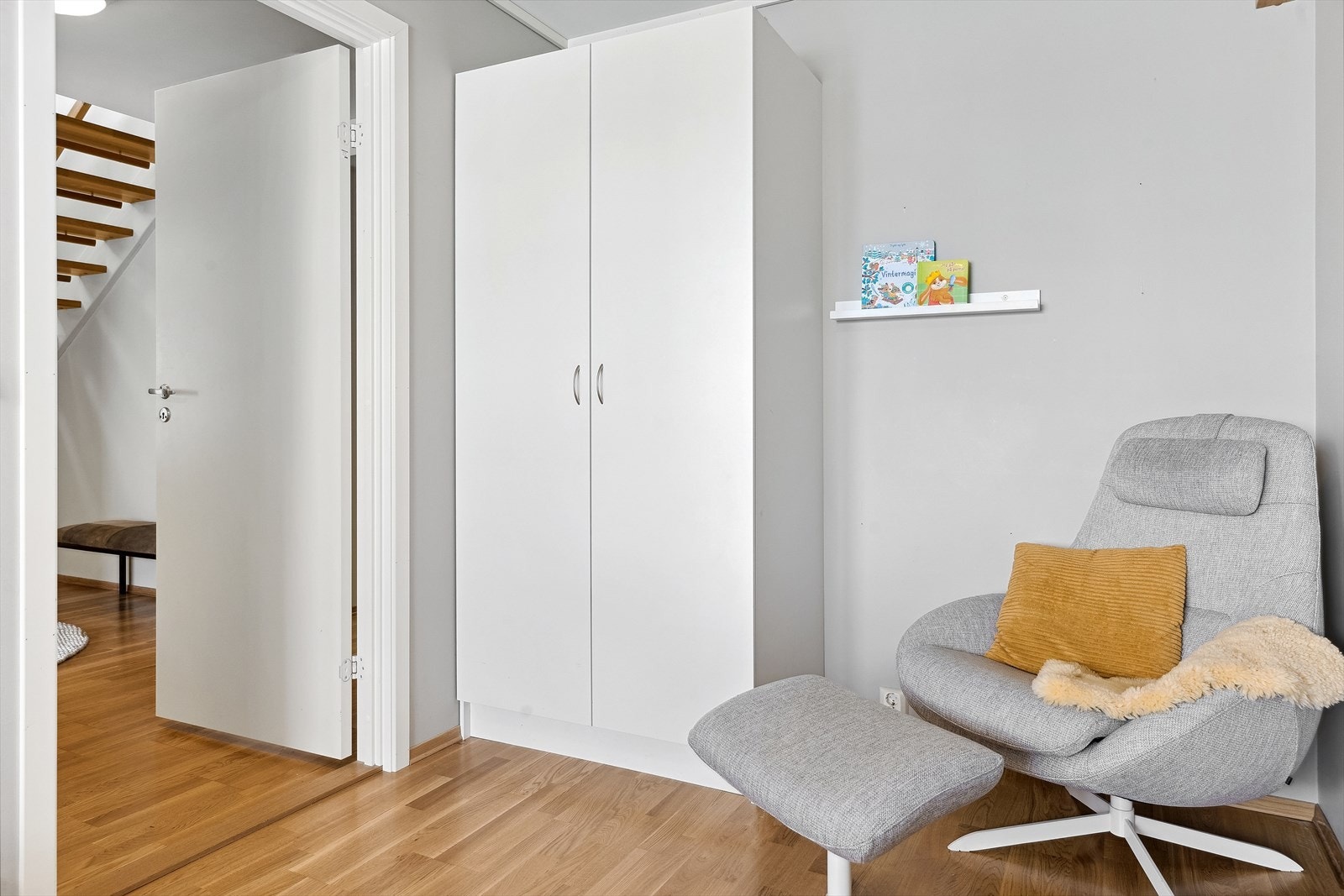 Soverommene nede er innredet med garderobeskap. Galleribilde