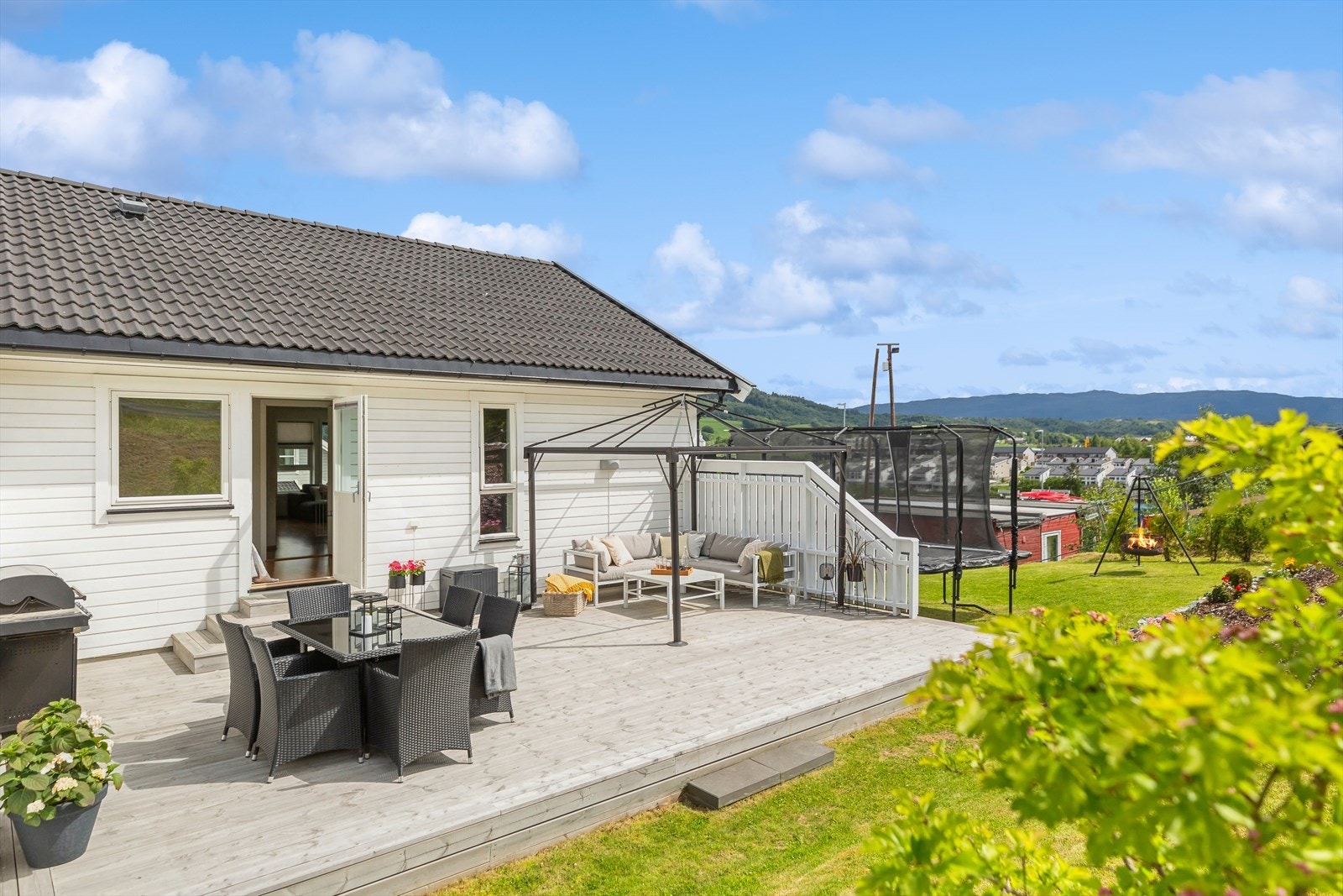 Godt skjermet på baksiden har boligen en stor terrasse utenfor ett av soverommene. Galleribilde