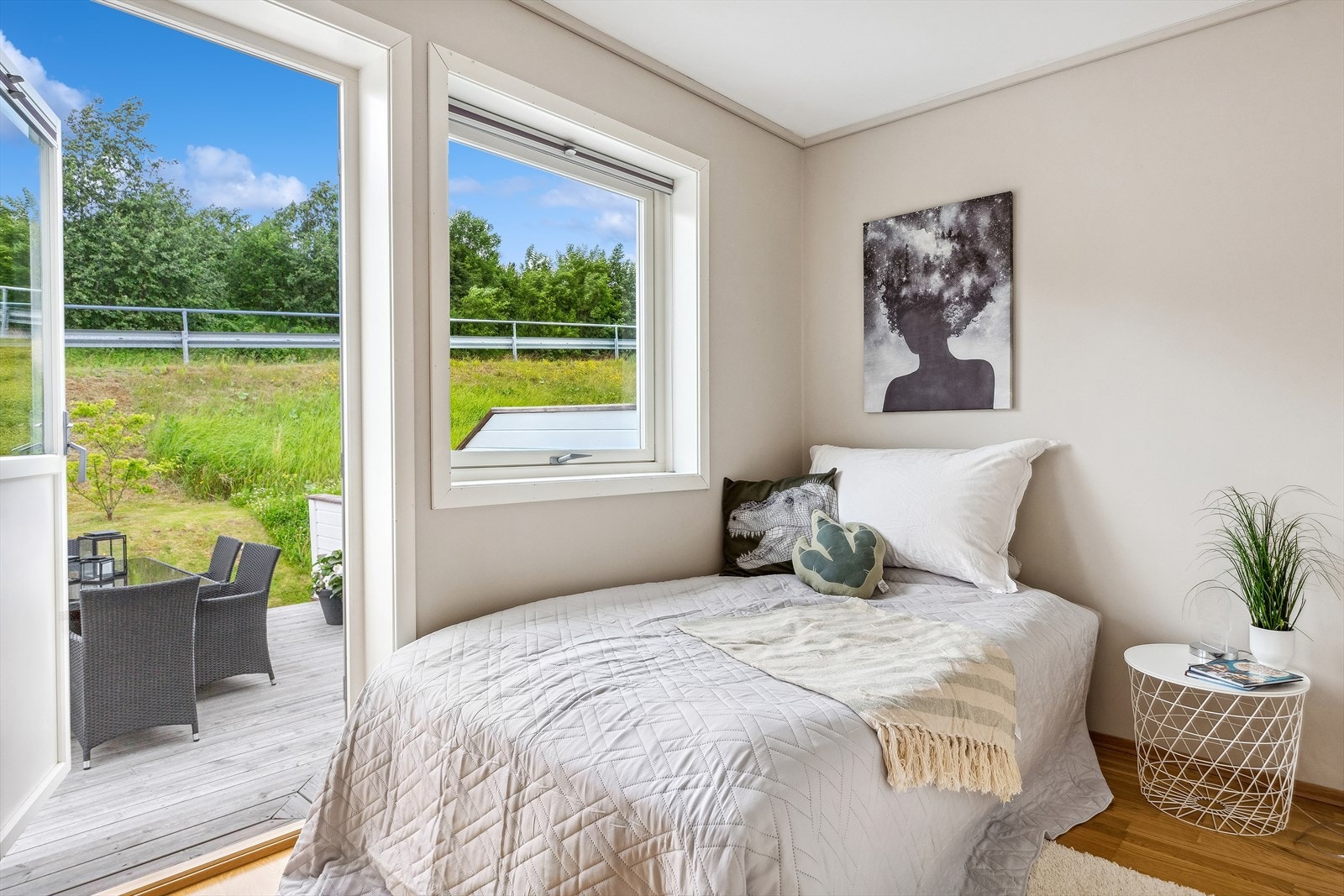 Det minste soverommet i andre etasje har utgang til den herlige terrassen på baksiden. Galleribilde