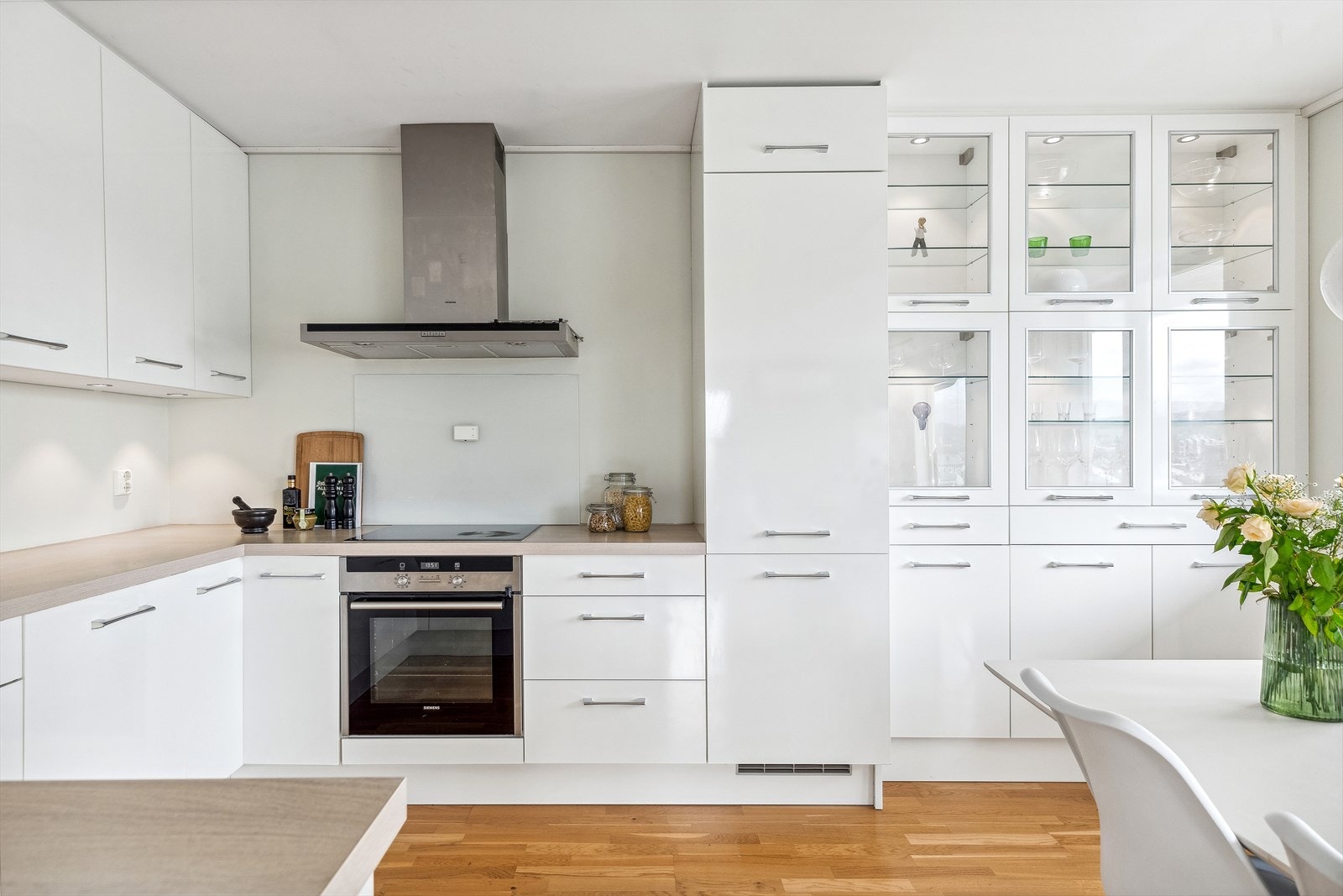 Hvitevarene er integrerte; platetopp, stekeovn, oppvaskmaskin og en kombinert kjøl/frys. Galleribilde