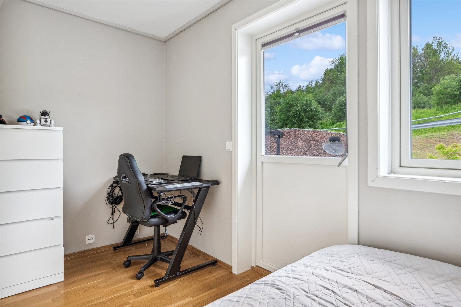 Hele fire soverom gir mange valgmuligheter, og ved behov kan et av rommene brukes som kontor eller ekstra stue. Galleribilde