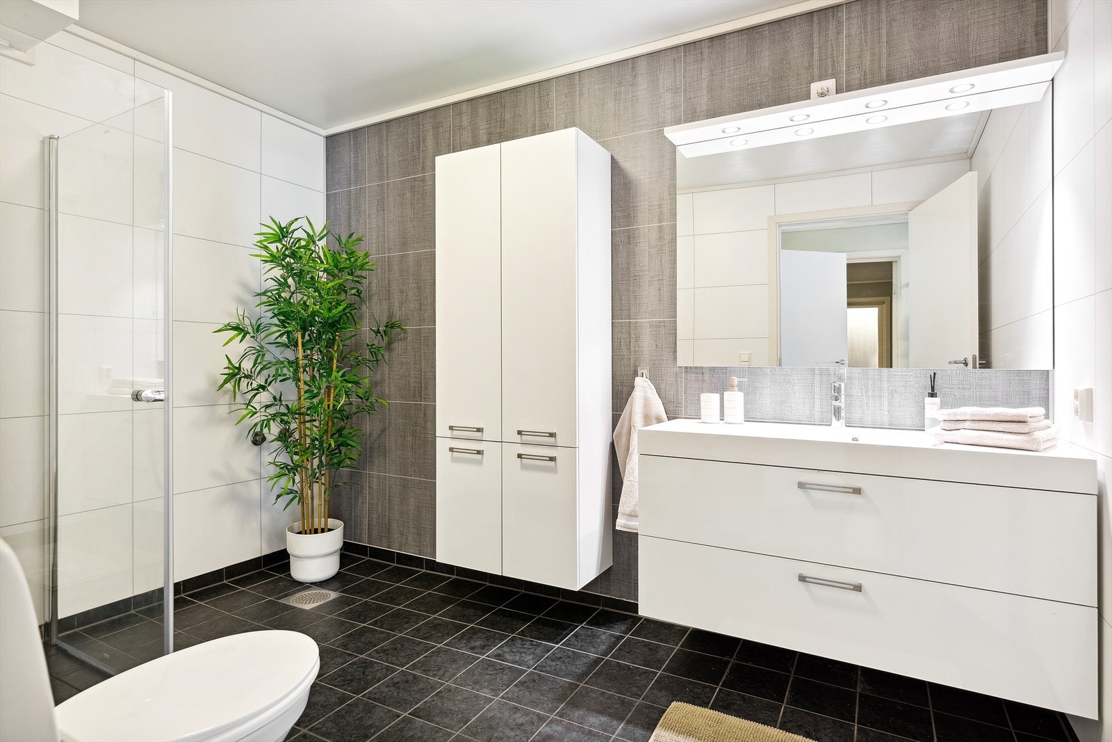 Badet ligger i første etasje og har godt med oppbevaringsplass. Galleribilde