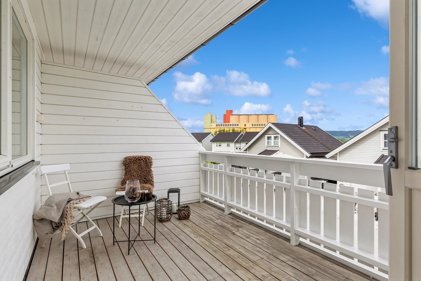 Fra stuen er det utgang til en overbygd veranda på ca. 9 kvm, med fin utsikt mot sjøen. Galleribilde