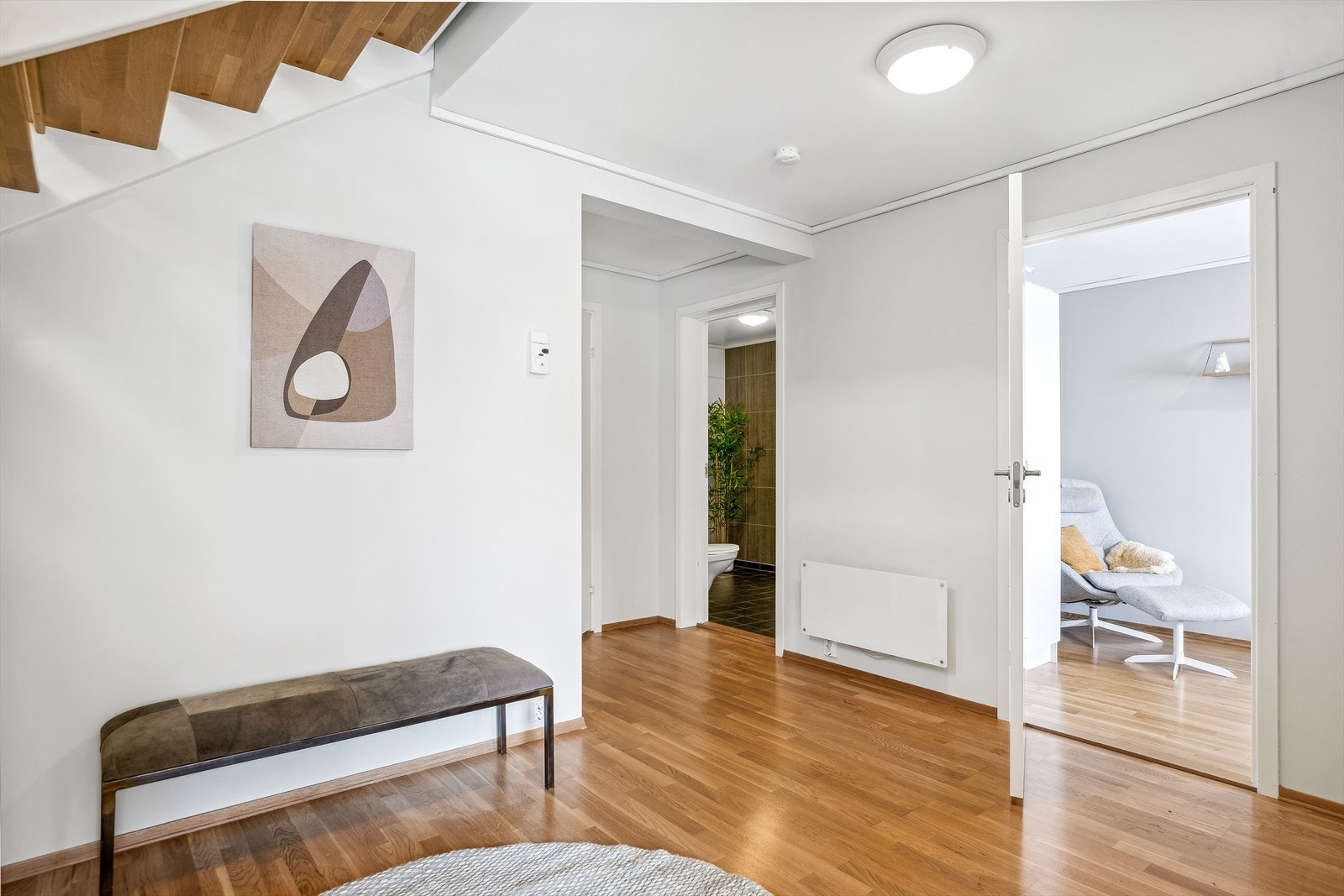 Boligen oppvarmes elektrisk med stedvis panelovner. Galleribilde