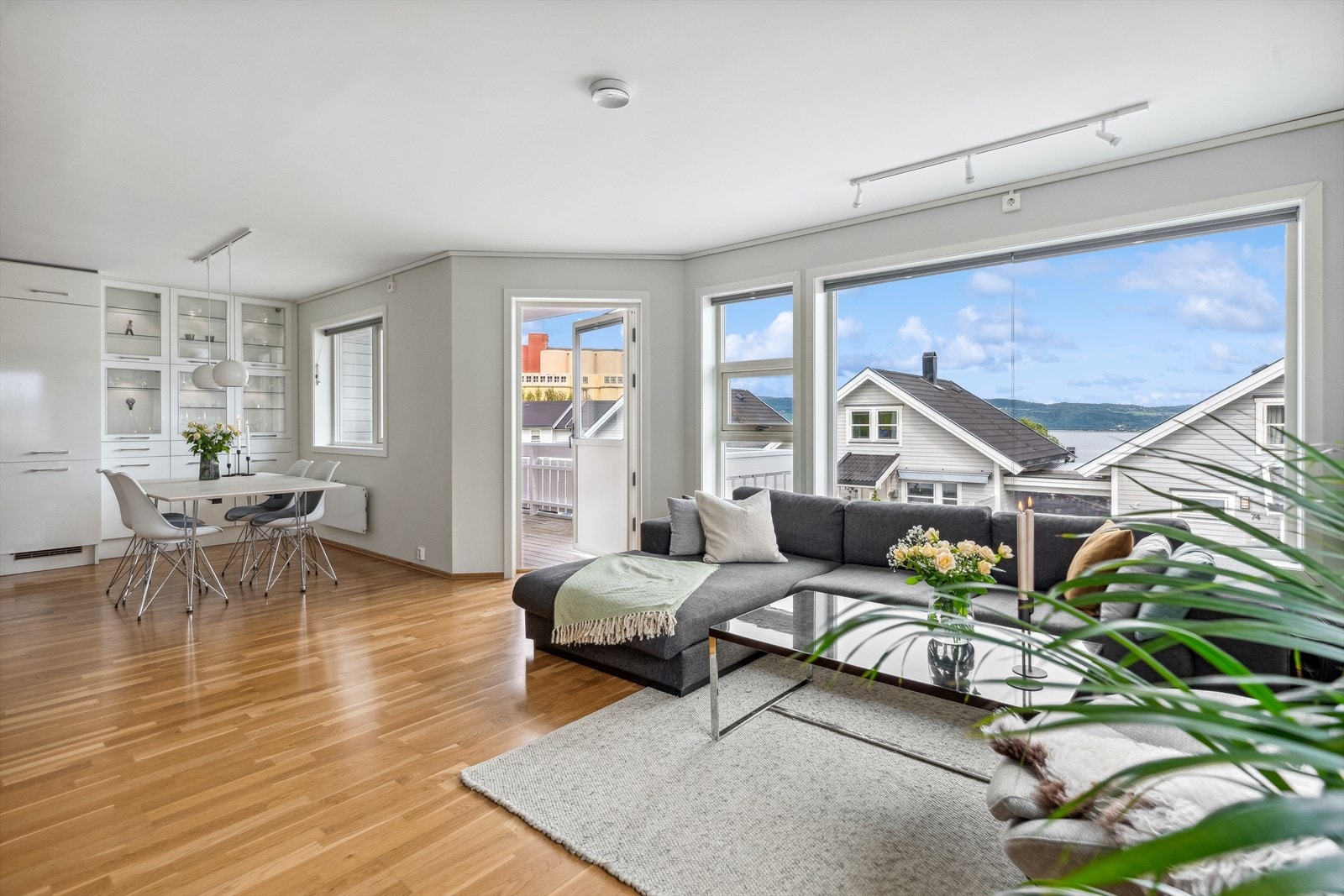 Boligen er en meget pen halvpart av en vertikaldelt tomannsbolig over to etasjer - utmerket for barnefamilien. Galleribilde