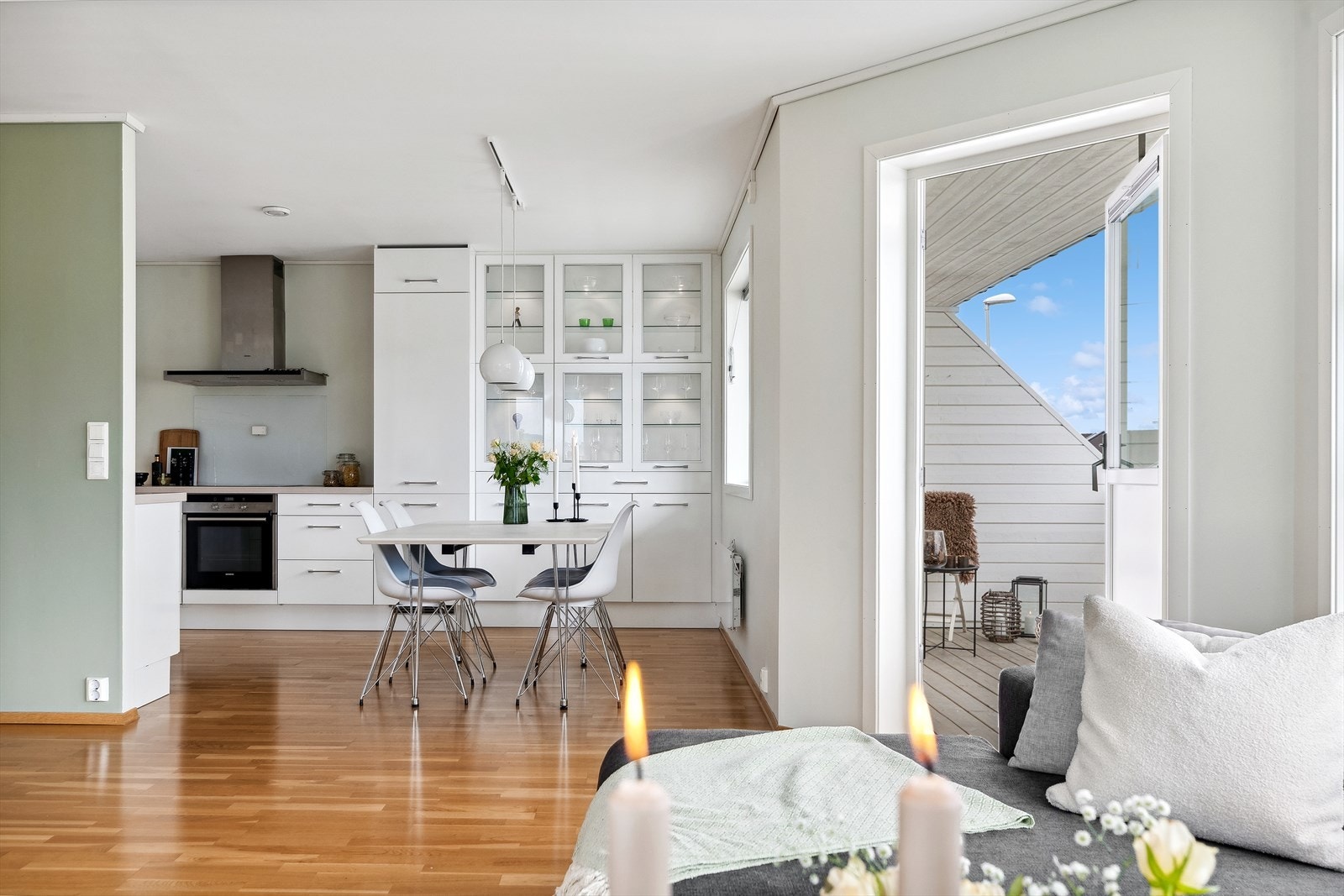 Stuen er naturlig inndelt i ulike brukssoner, og det passer fint å innrede med spisebord ved kjøkkeninnredningen. Galleribilde