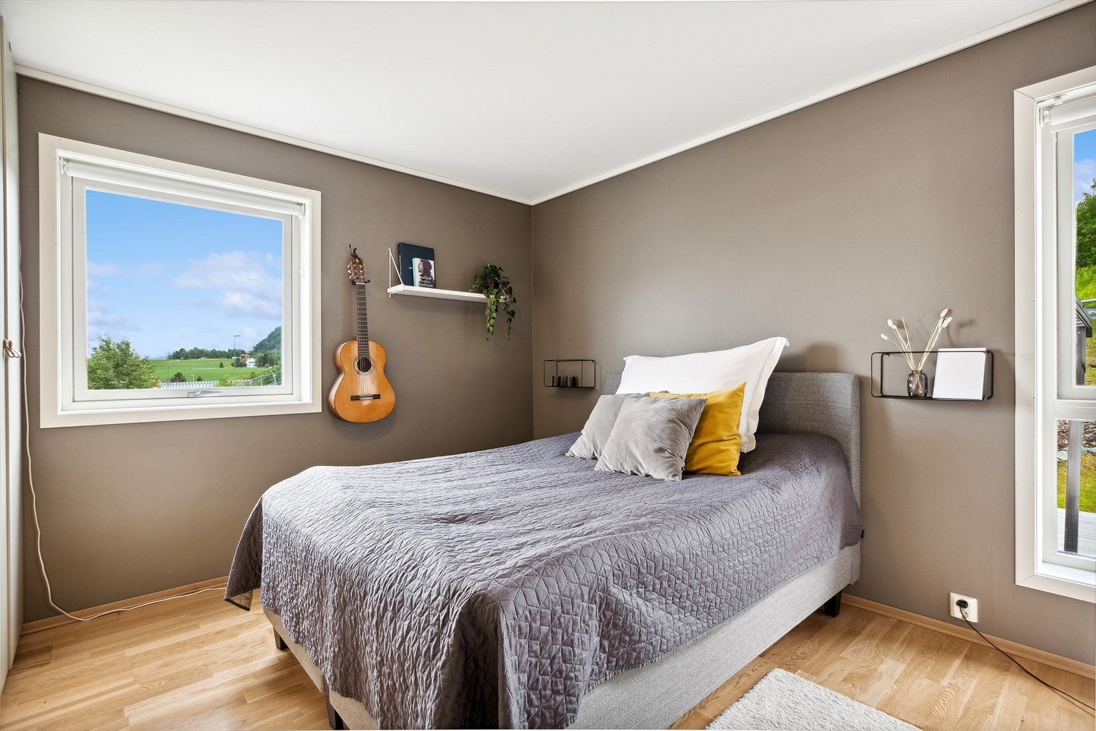 Boligen har til sammen fire soverom - to i hver etasje. Galleribilde