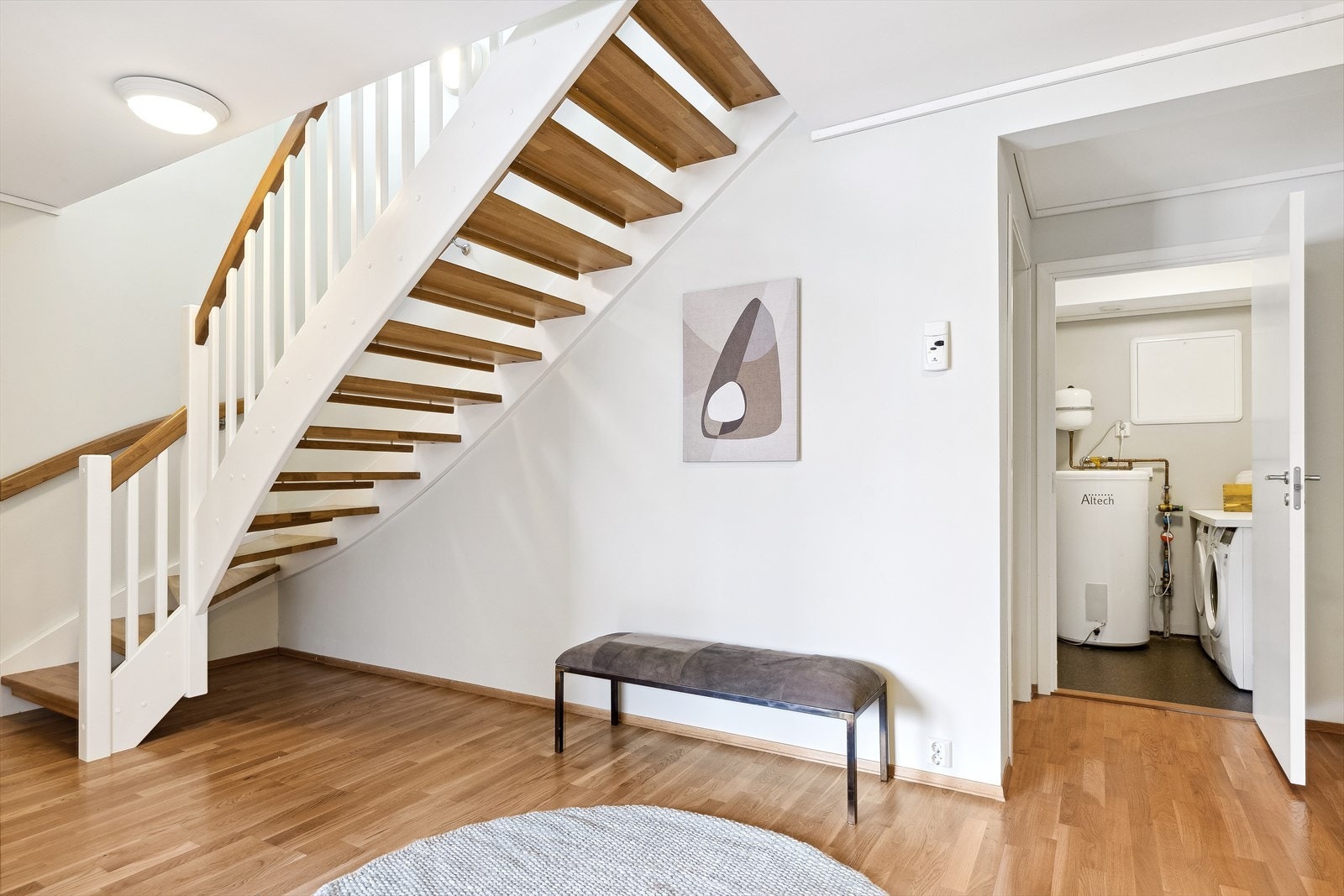 Under trappa passer det fint å innrede med skap eller andre garderobeløsninger. Galleribilde