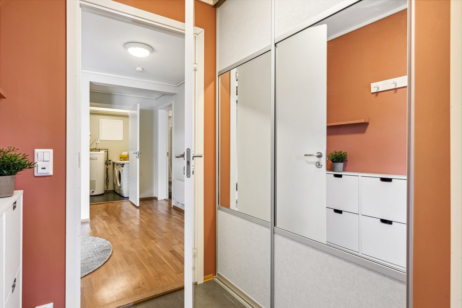 Yttertøyet ryddes enkelt bort i en stor og plassbygget skyvedørsgarderobe i entreen. Galleribilde