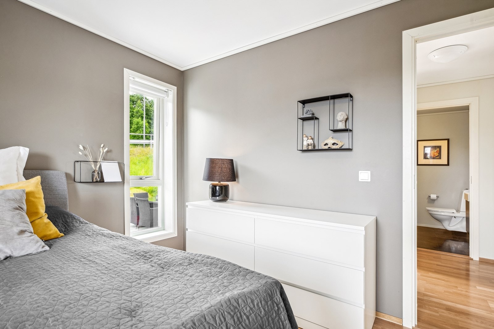 Soverommene nede måler ca. 9 kvm hver, mens rommene oppe har arealer på henholdsvis ca. 8,5 og 12,5 kvm. Galleribilde