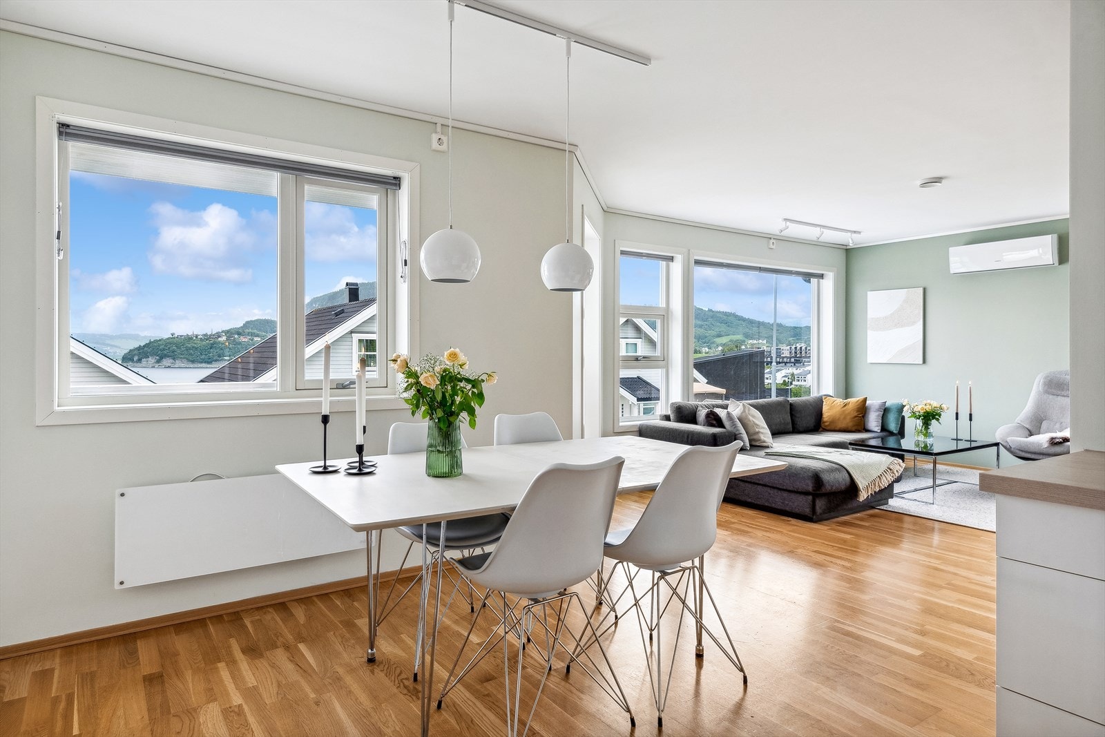 Store vinduer i front sørger for gode lysforhold både i stuen og på kjøkkenet. Galleribilde