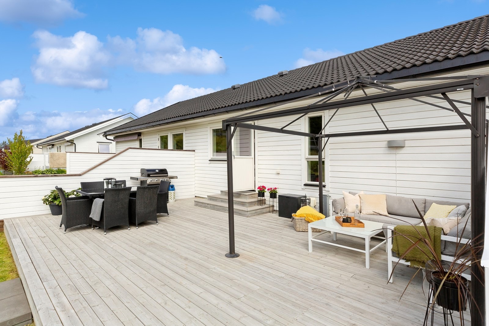 Uteplassen innredes enkelt i ulike soner, og innbyr til både stille stunder og store, sosiale sammenkomster. Galleribilde