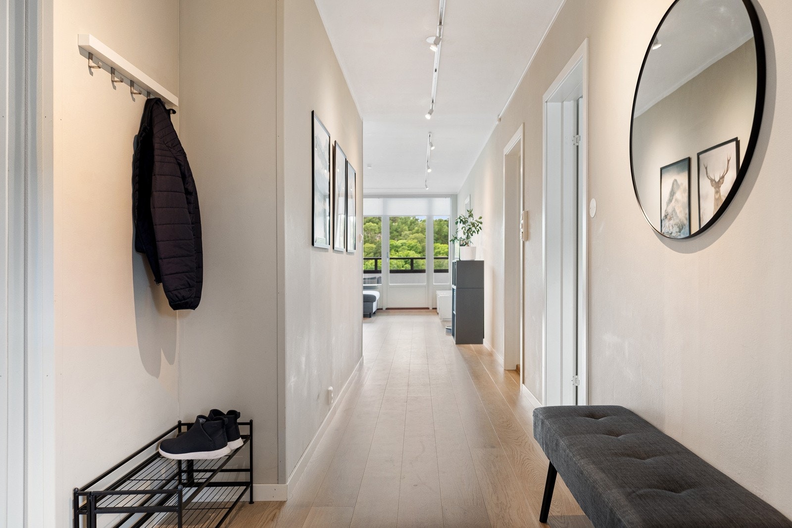God plass til å henge av seg yttertøy og ta av seg skoene Galleribilde