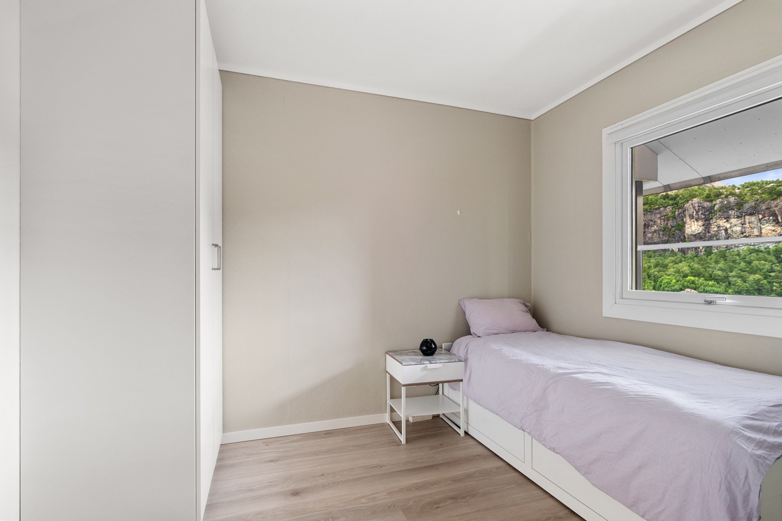 Her er det laminat på gulv, malt tapet på vegger og malt betong i himling Galleribilde