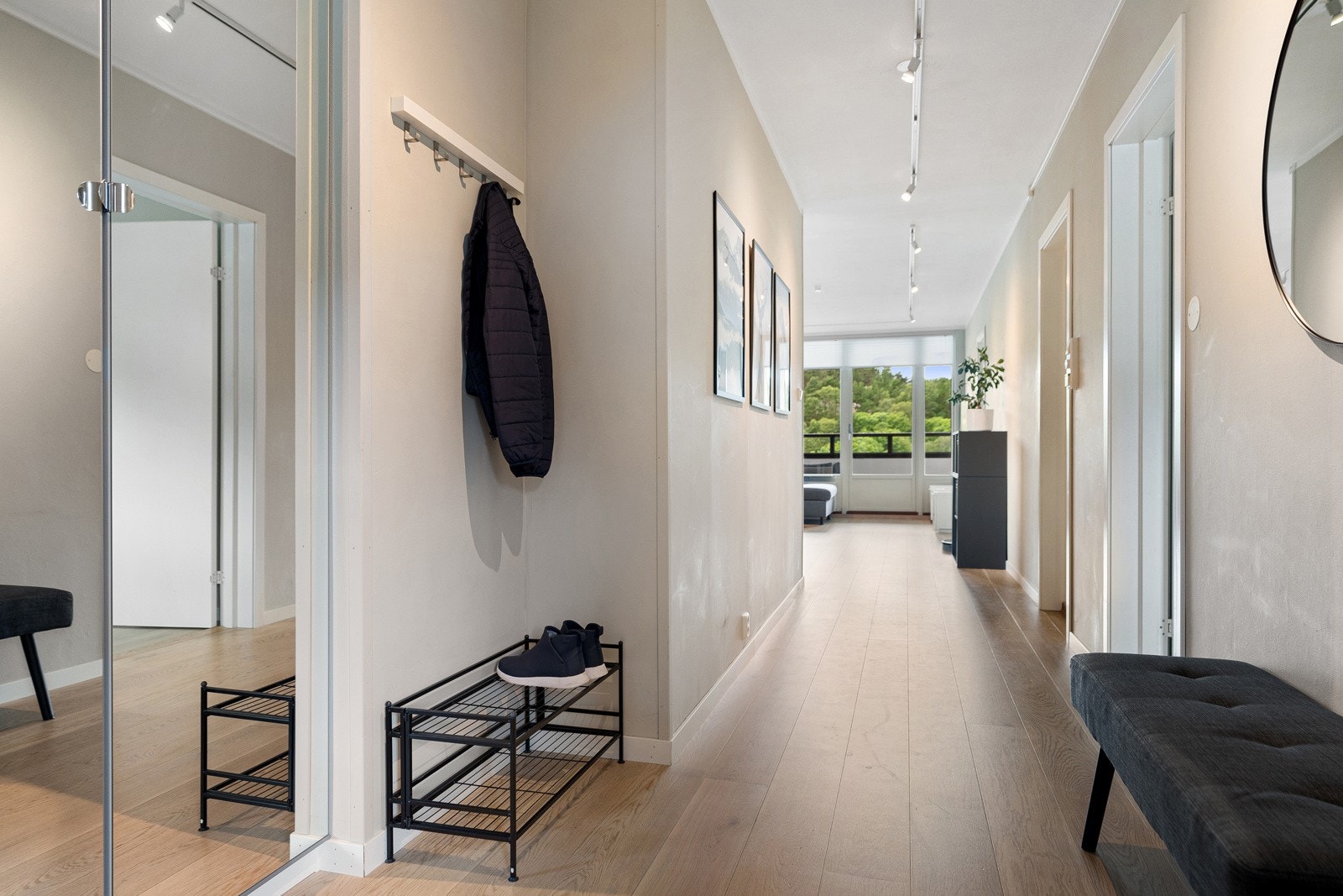 Velkommen inn i en stor entre på 8.7m² Galleribilde