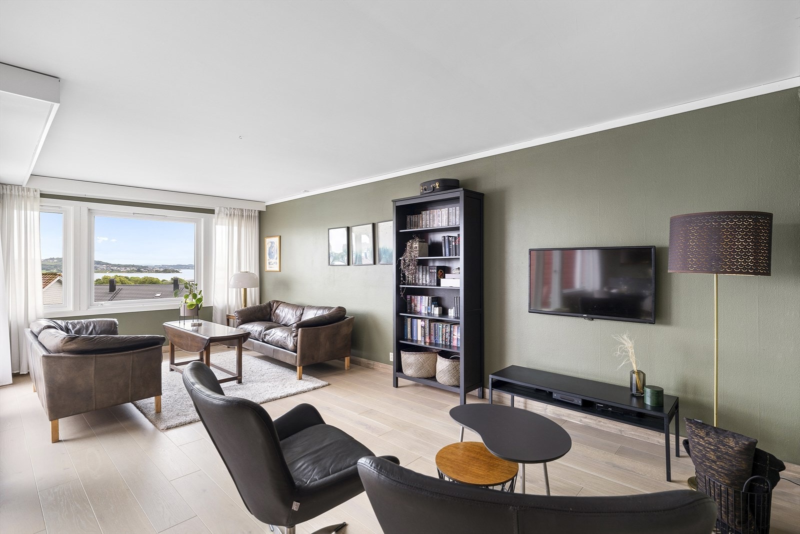 Stuen har parkettgulv og det er malt i moderne farger på flater. Galleribilde