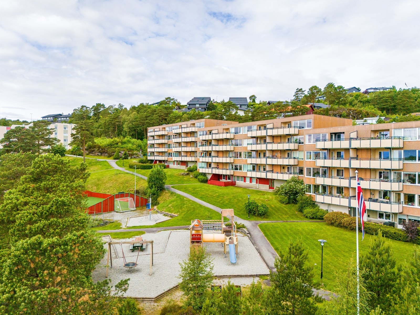 Kort vei til barnehager, skoler, butikker og buss Galleribilde