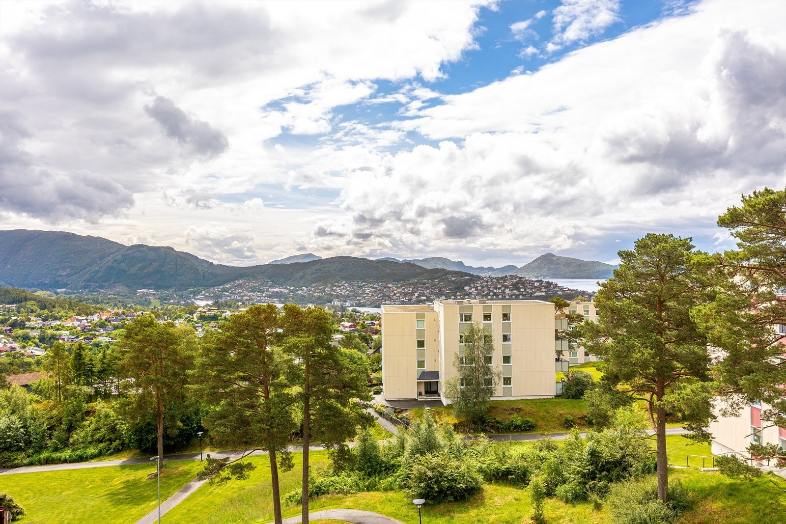 Nydelig utsikt over store deler av Åsane og Byfjorden kan skimtes i det fjerne Galleribilde