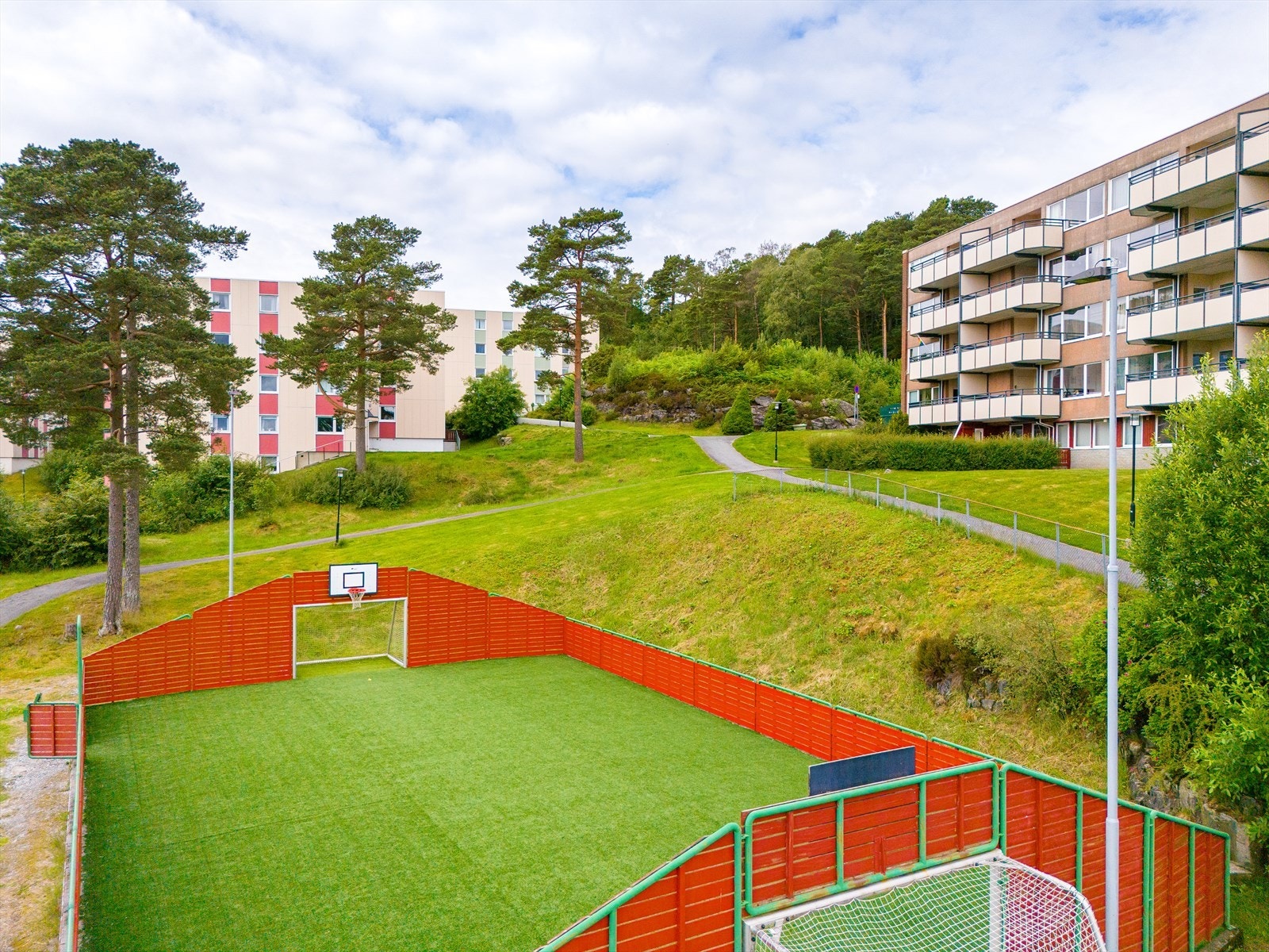 Borettslaget er pent opparbeidet med velholdte lekeplasser, ballbinge, interne veier og plener / beplantninger Galleribilde