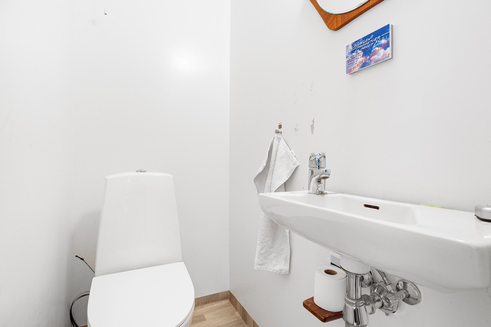 Separat toalettrom innredet med wc og servant Galleribilde