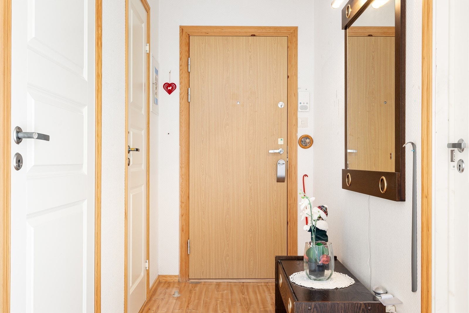 Bad og toalettrom ligger som to separate rom Galleribilde